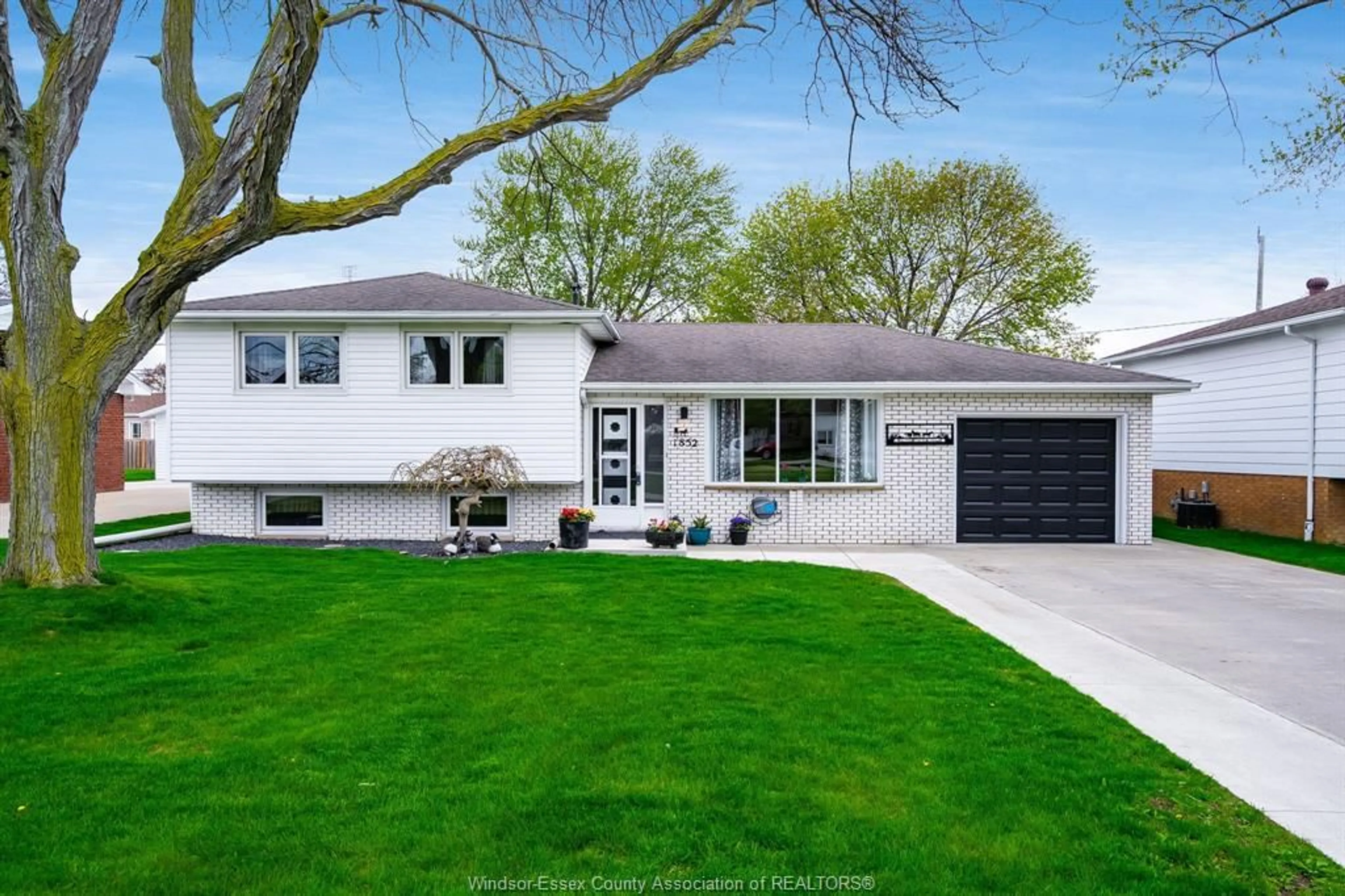 Home with vinyl exterior material, street for 1852 Service Rd, Ruthven Ontario N0P 2G0