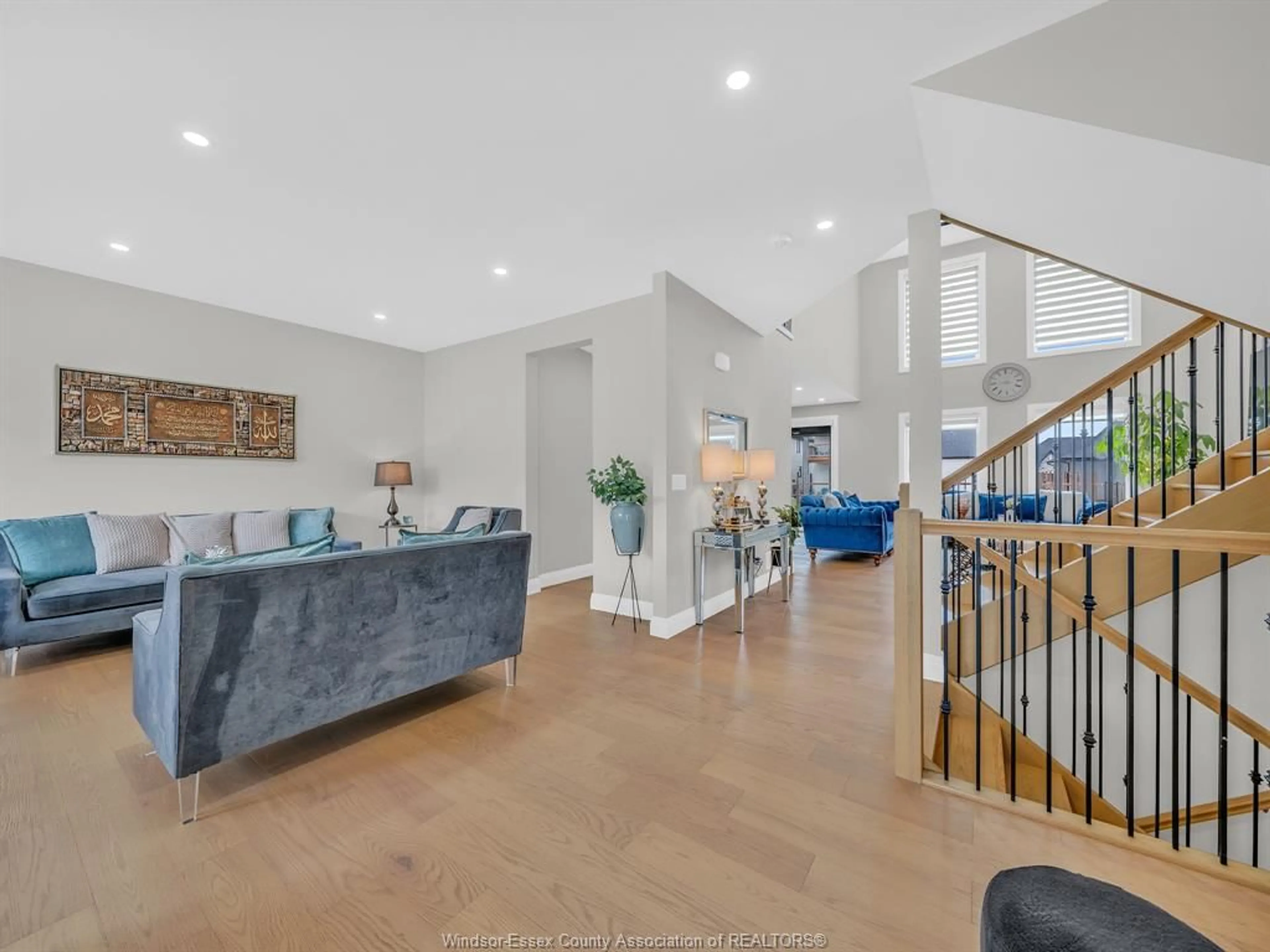 Indoor foyer for 192 WHELAN Dr, Amherstburg Ontario N9V 0G9