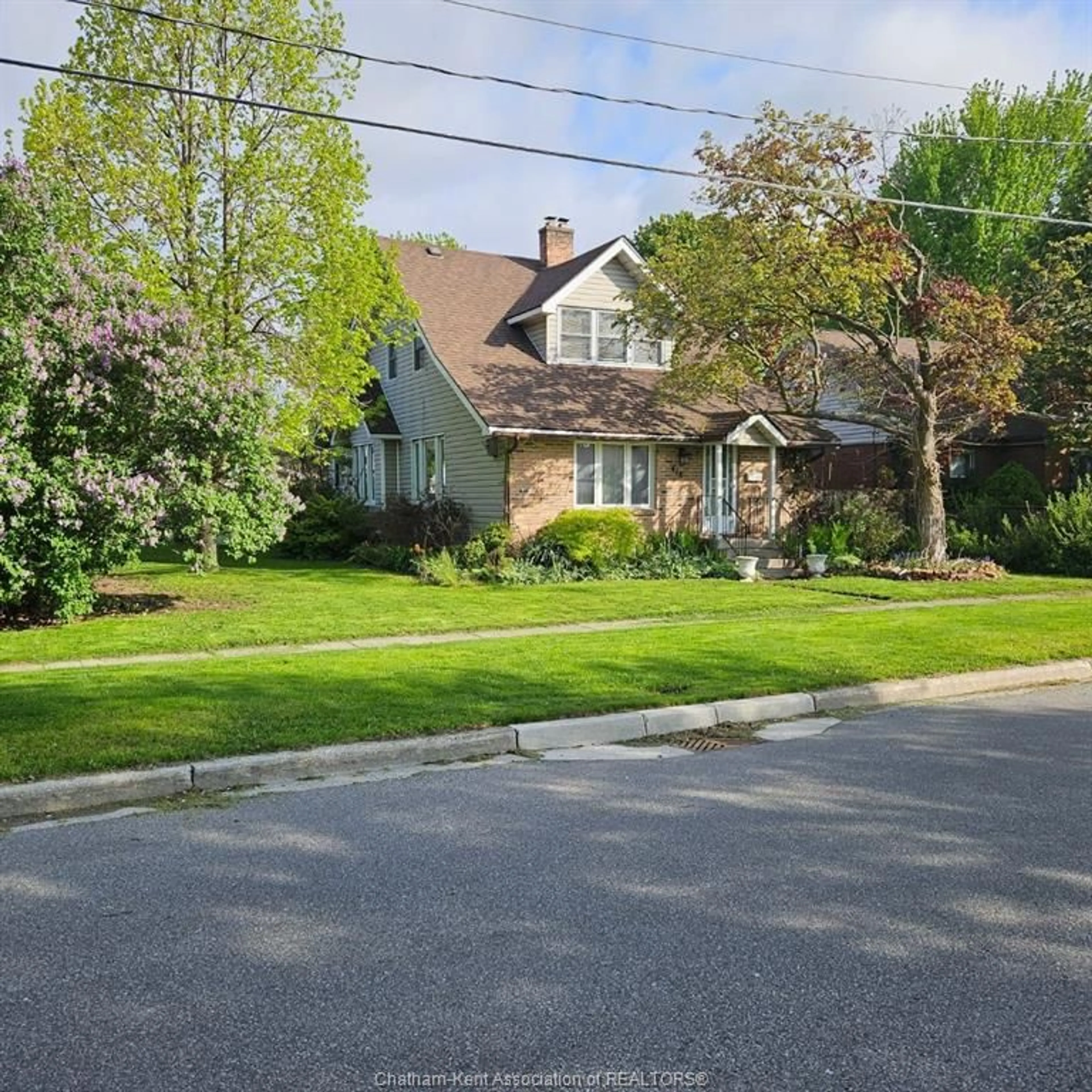 A pic from outside/outdoor area/front of a property/back of a property/a pic from drone, street for 418 Gillard St, Wallaceburg Ontario N8A 1N6