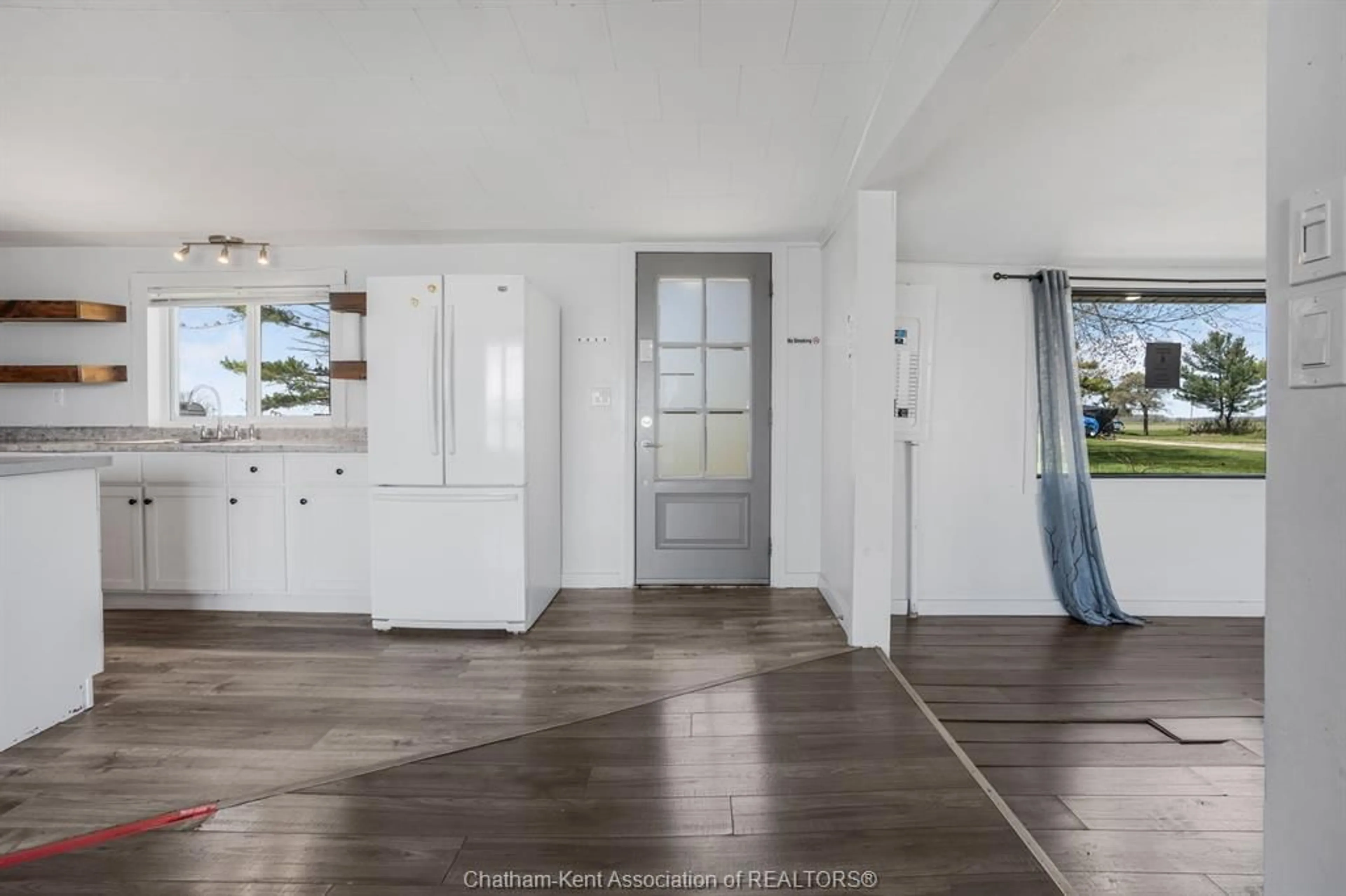 Indoor entryway for 1628 TILTON Line, Wheatley Ontario N0P 2P0