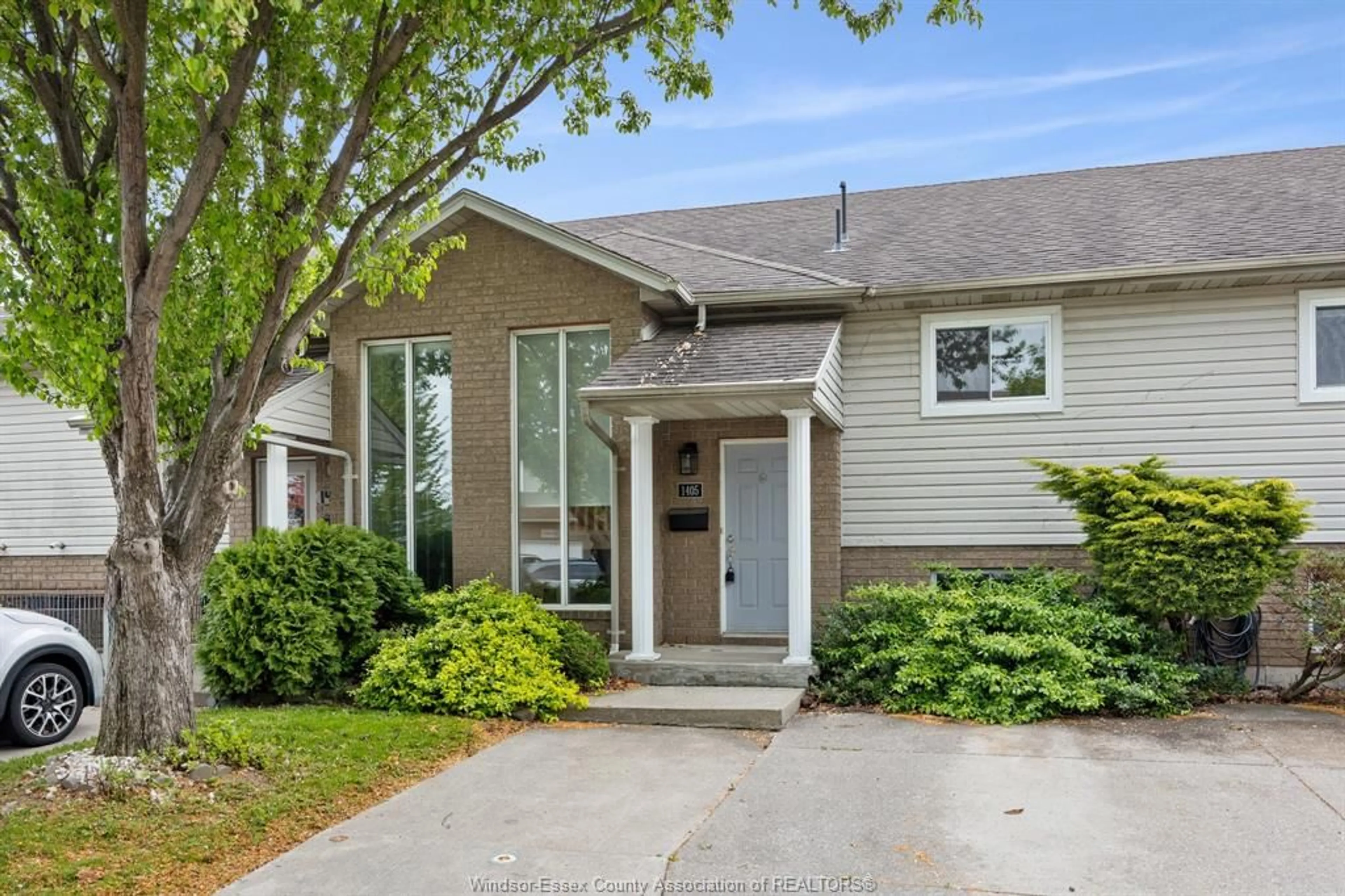 Home with vinyl exterior material, street for 1405 MICKAILA Cres, Tecumseh Ontario N8N 4Z2
