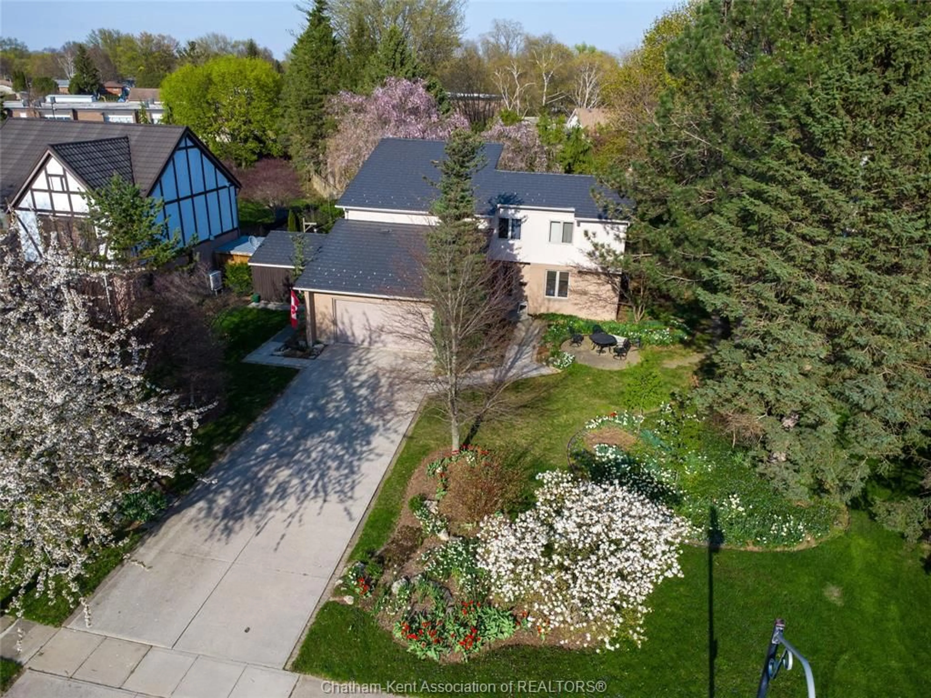 A pic from outside/outdoor area/front of a property/back of a property/a pic from drone, street for 30 CRAMAR Cres, Chatham Ontario N7M 6G3