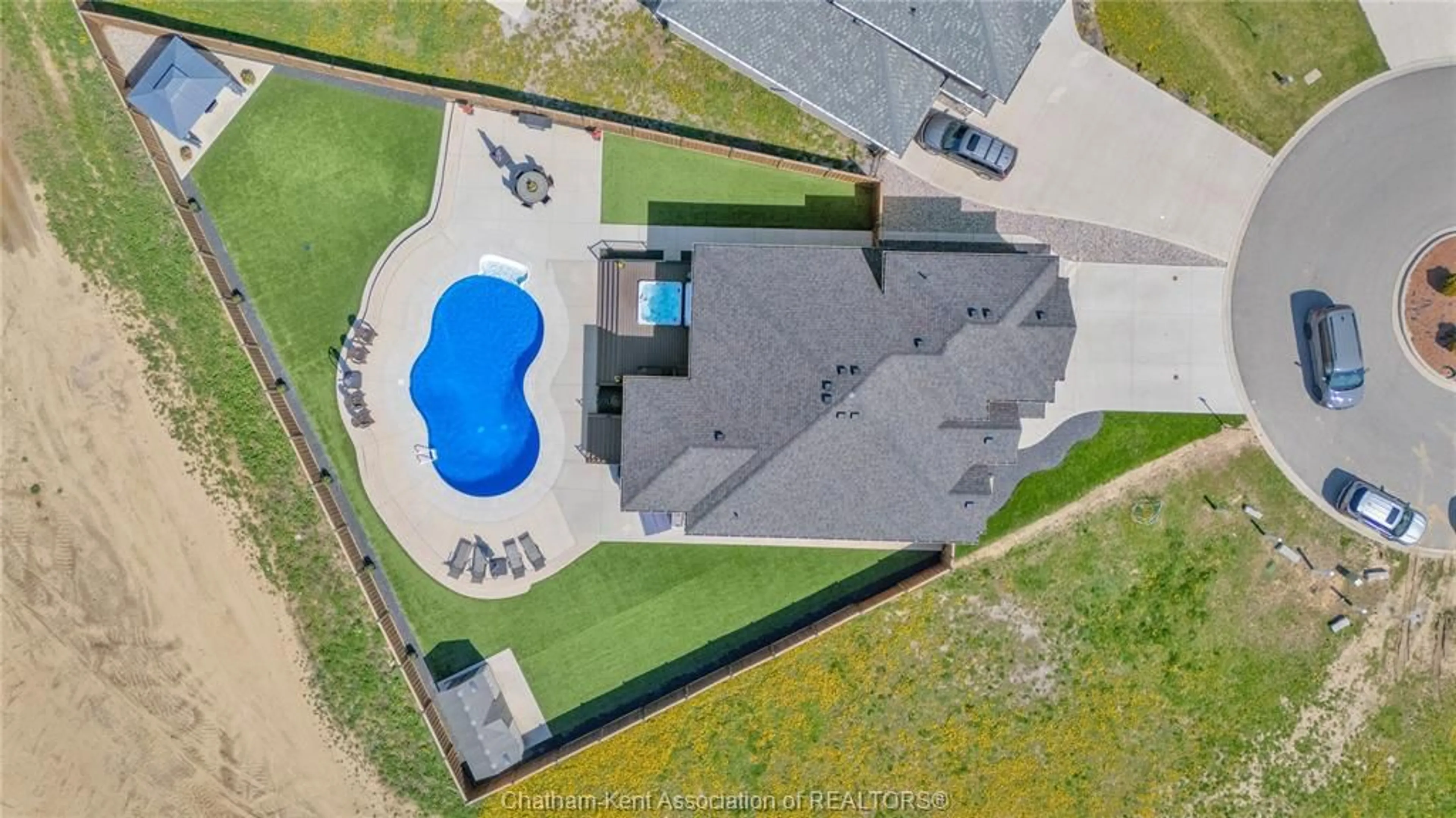 A pic from outside/outdoor area/front of a property/back of a property/a pic from drone, unknown for 24 Sienna Crt, Chatham Ontario N7M 0R9