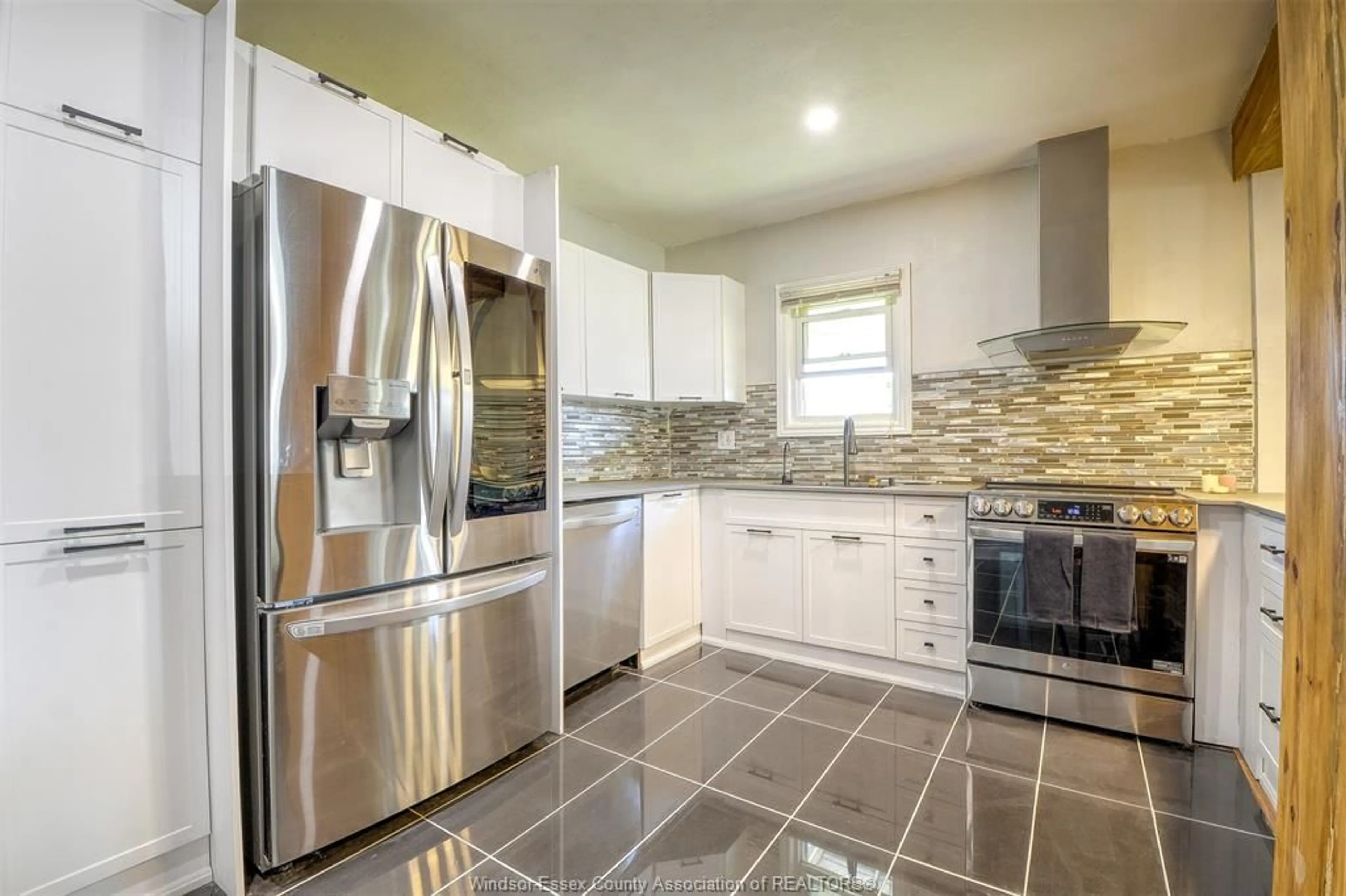 Open concept kitchen, ceramic/tile floor for 616 BENSETTE St, Windsor Ontario N8X 2Y7