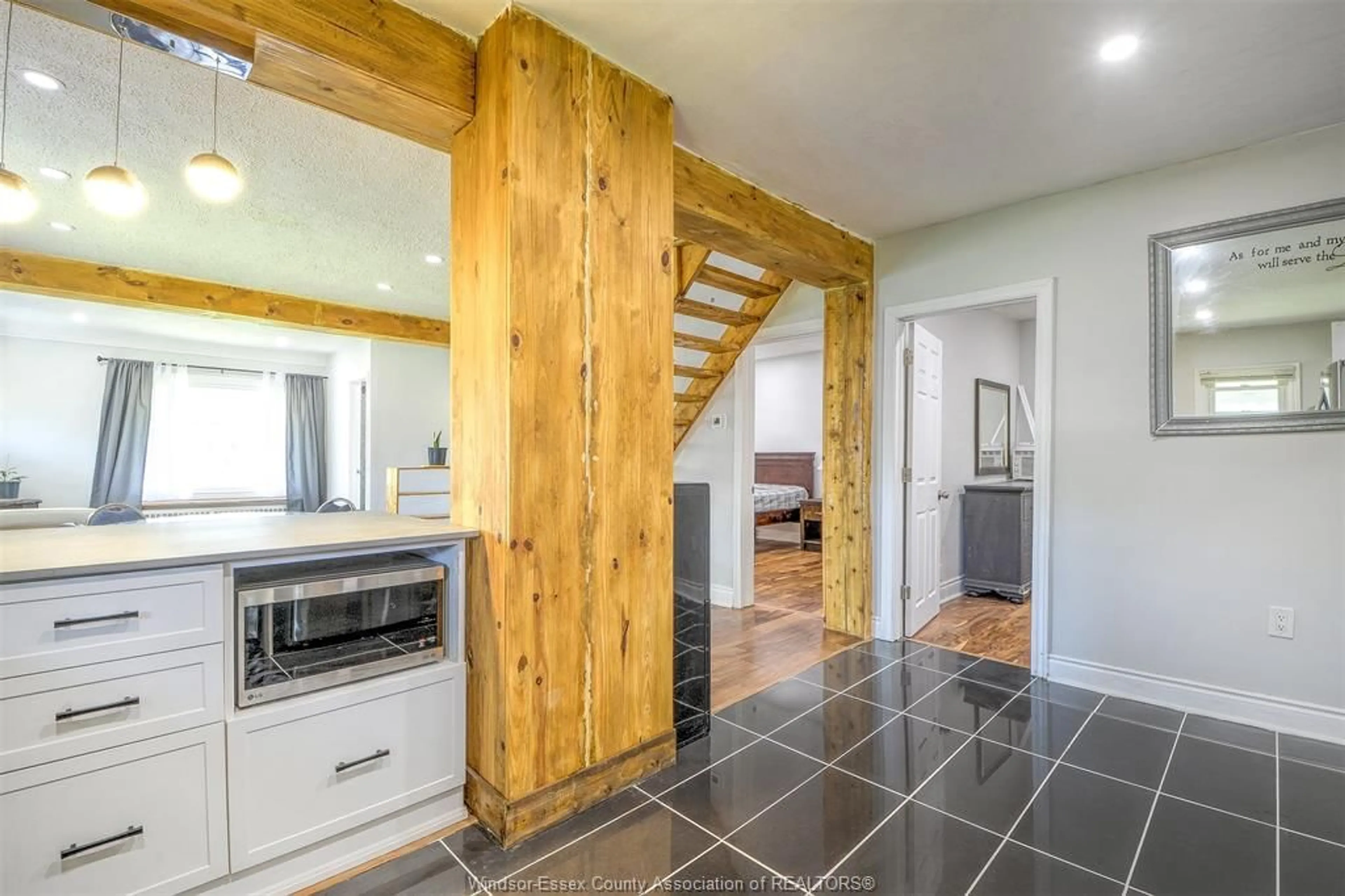 Indoor entryway for 616 BENSETTE St, Windsor Ontario N8X 2Y7