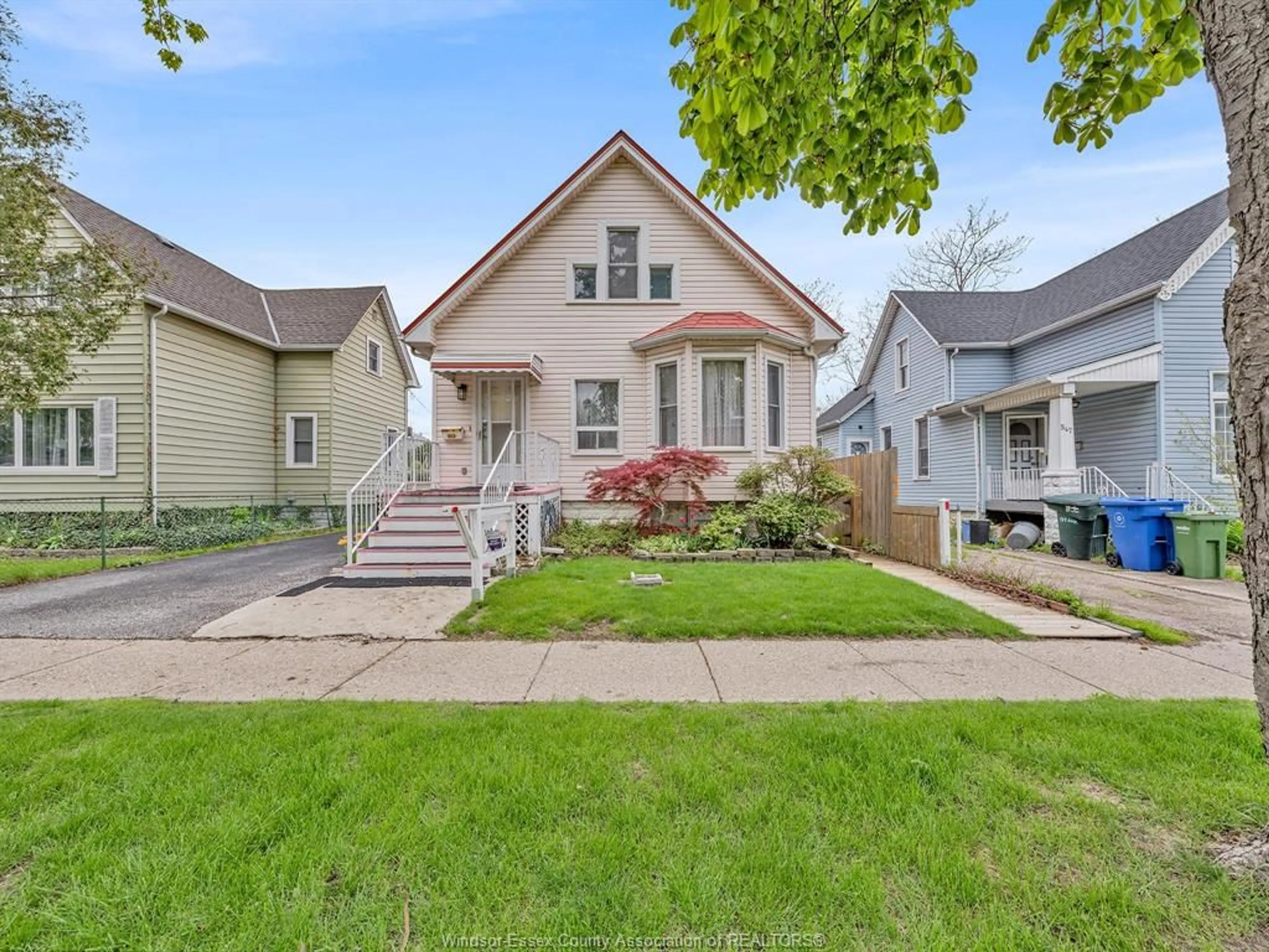 Home with vinyl exterior material, street for 553 OAK Ave, Windsor Ontario N9A 5E7