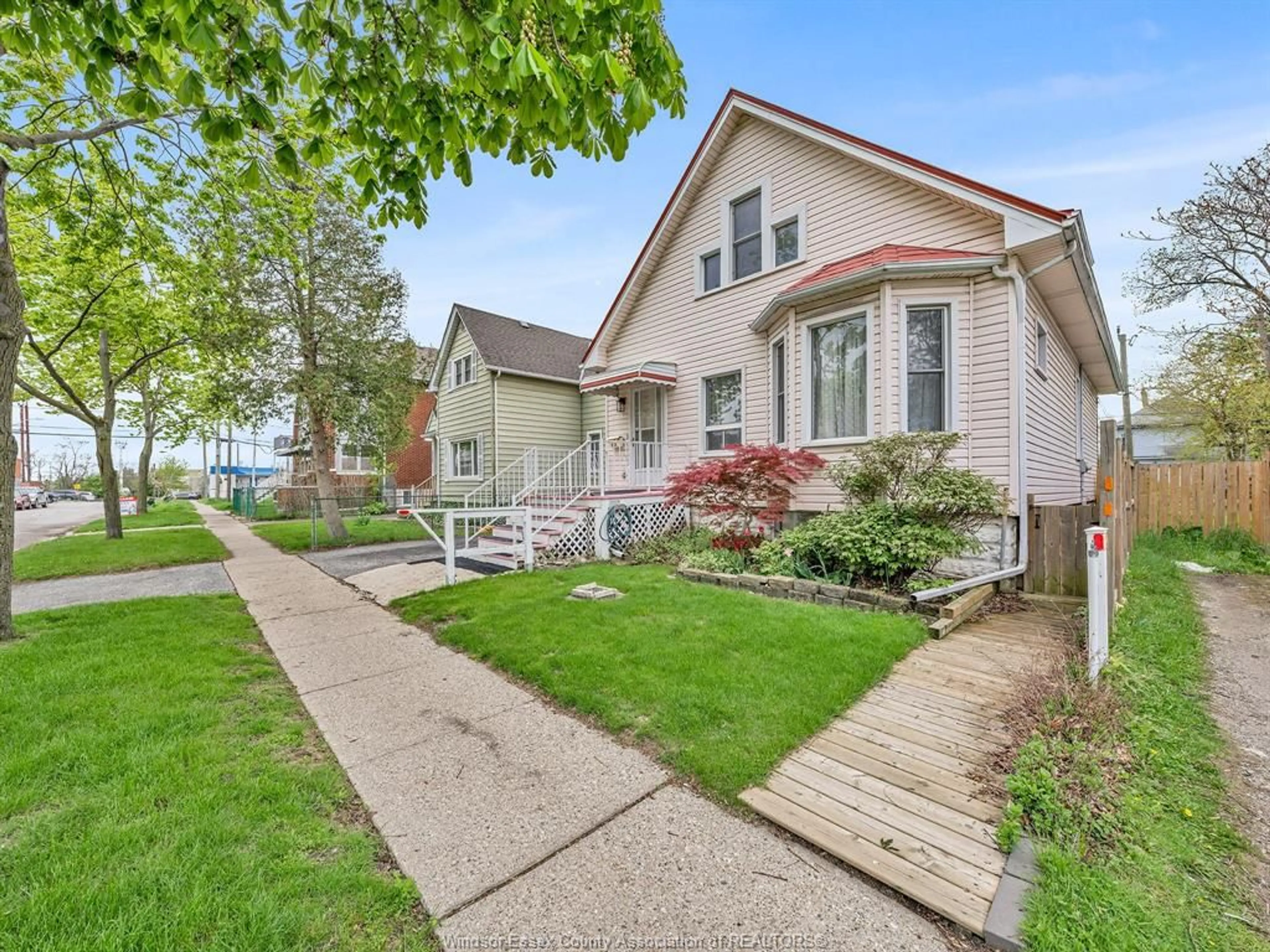 Home with vinyl exterior material, street for 553 OAK Ave, Windsor Ontario N9A 5E7
