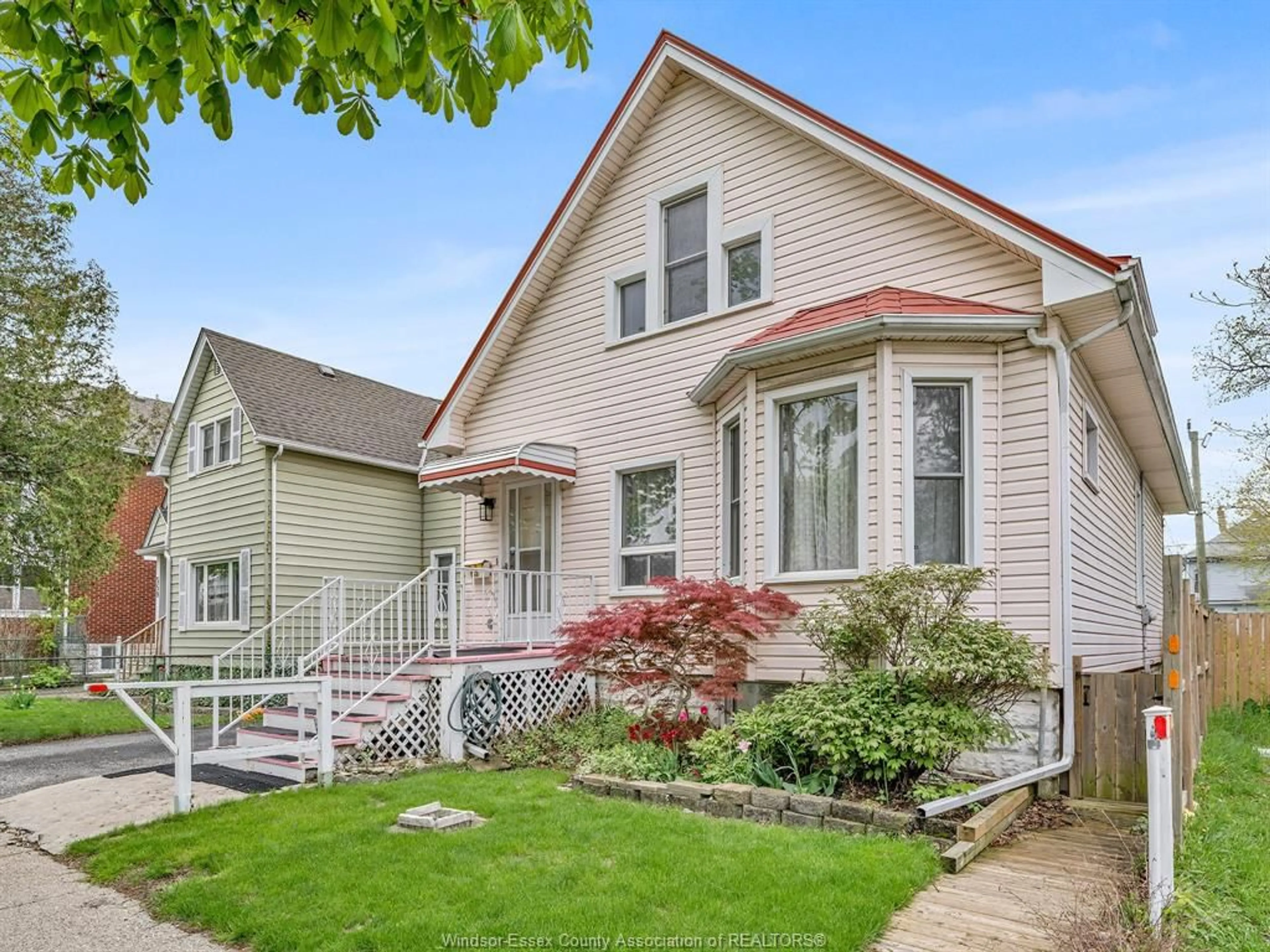 Home with vinyl exterior material, street for 553 OAK Ave, Windsor Ontario N9A 5E7