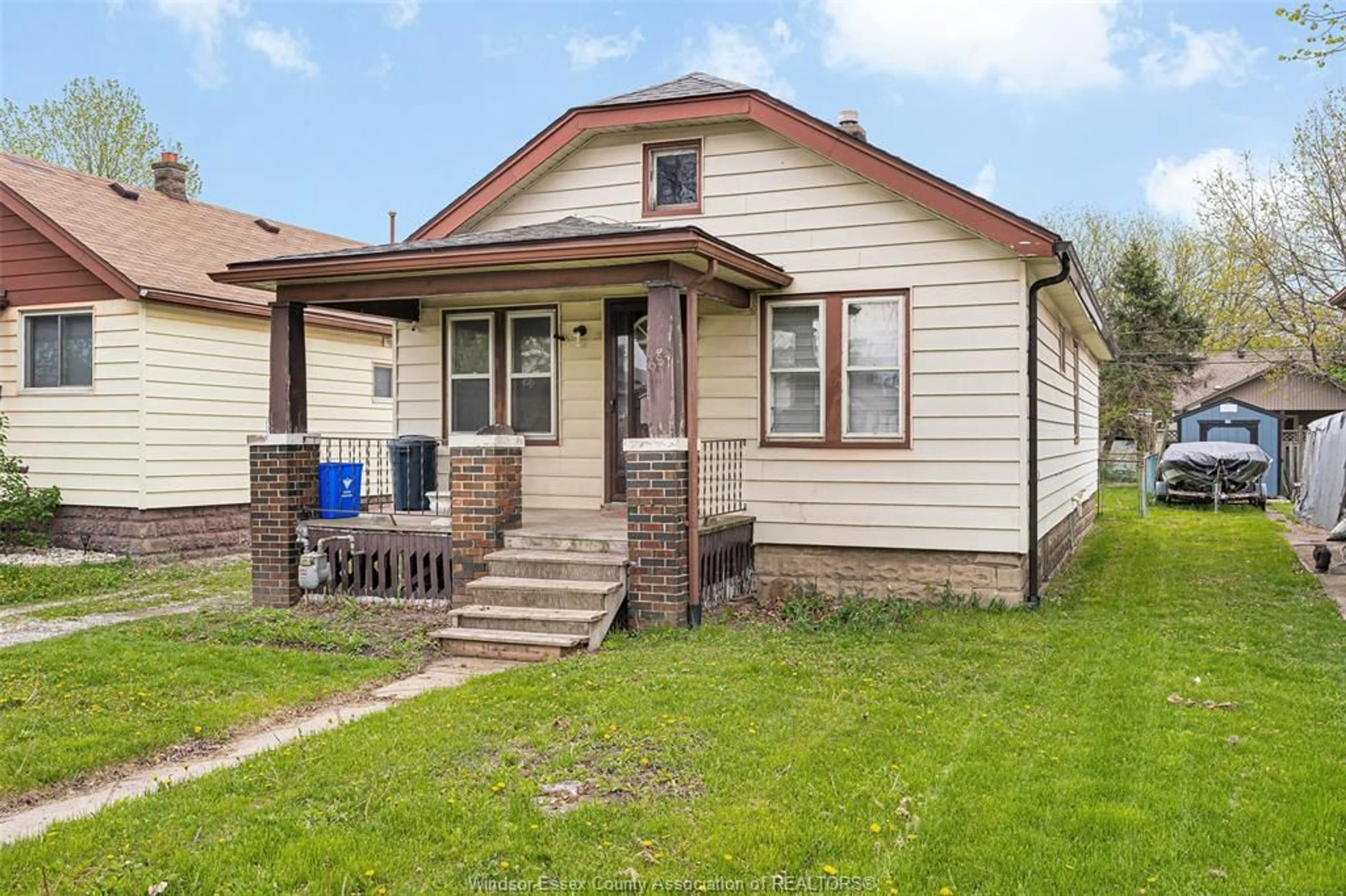 Home with vinyl exterior material, street for 687 ALEXANDRINE, Windsor Ontario N0R 1A0