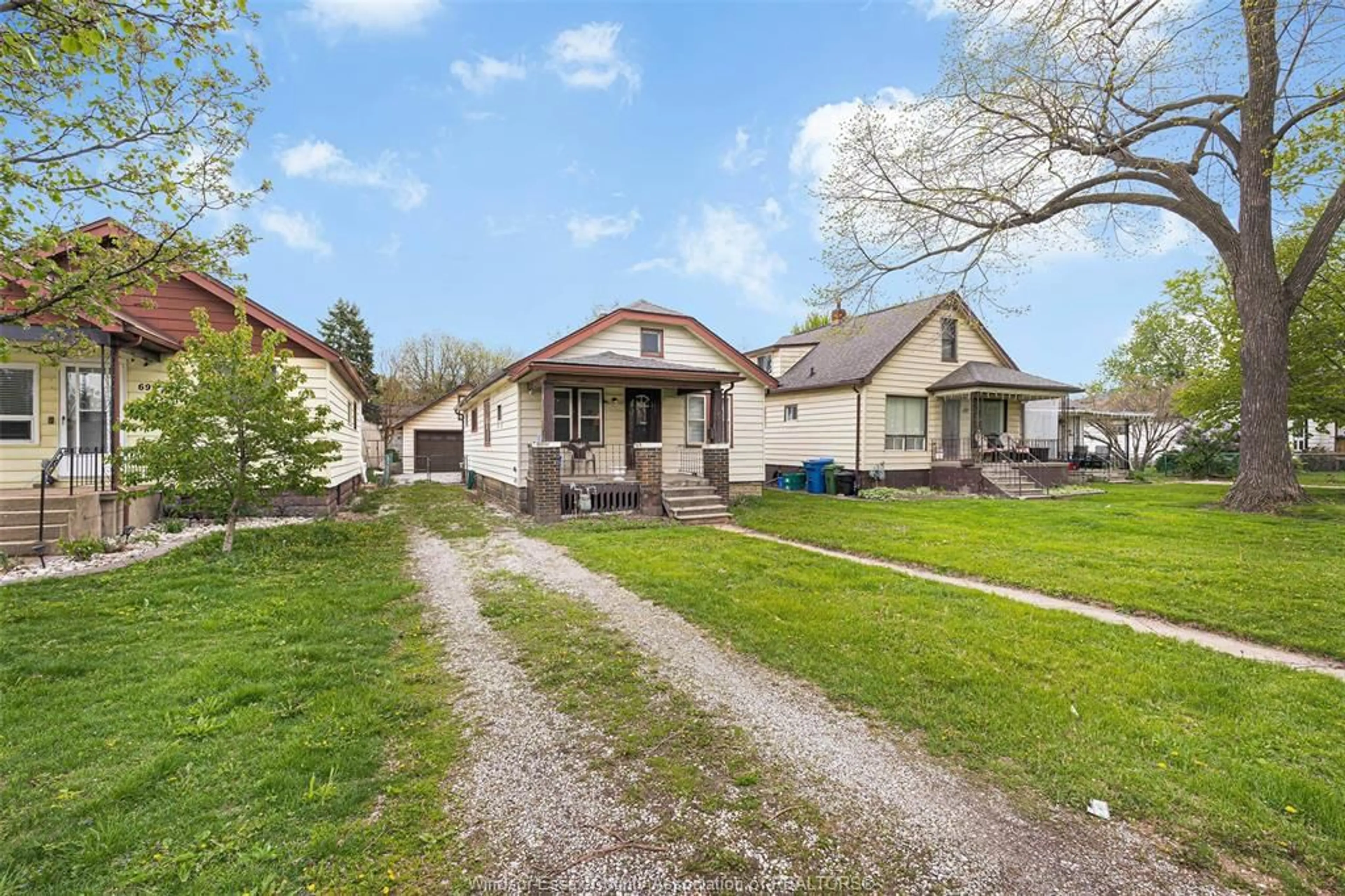 A pic from outside/outdoor area/front of a property/back of a property/a pic from drone, street for 687 ALEXANDRINE, Windsor Ontario N0R 1A0
