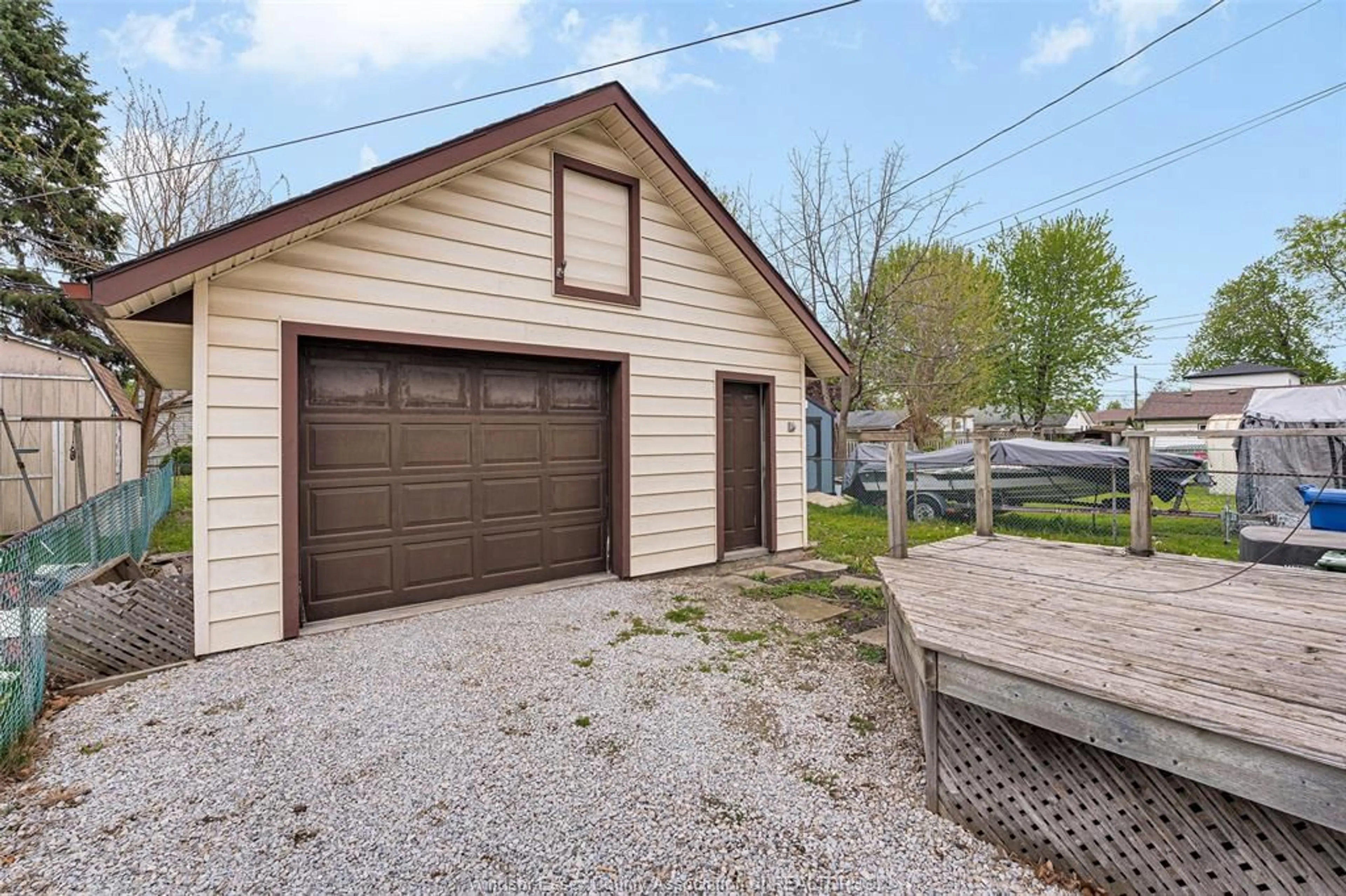 Indoor garage for 687 ALEXANDRINE, Windsor Ontario N0R 1A0