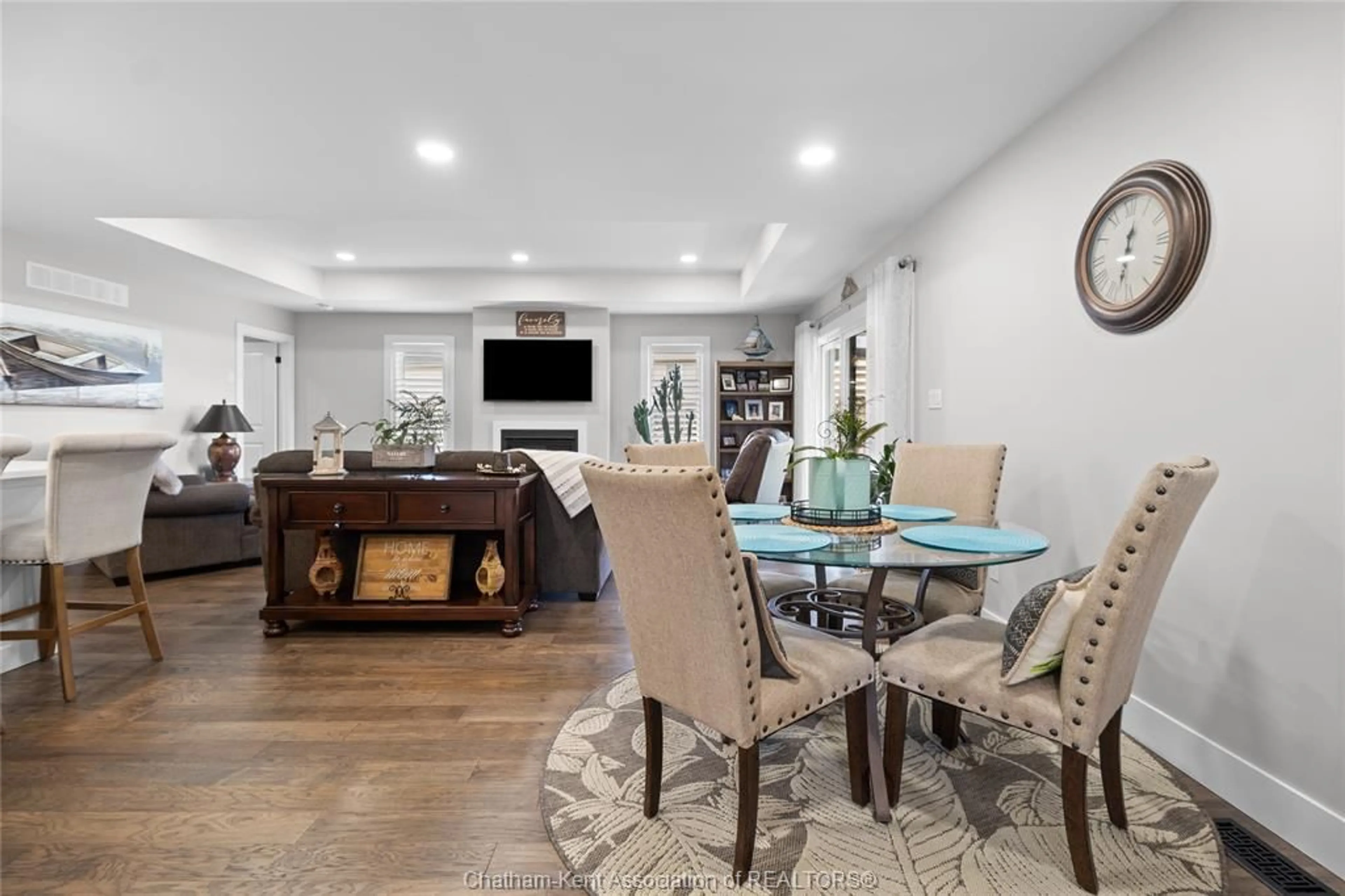 Living room with furniture, unknown for 86 Bordeaux Pl, Chatham Ontario N7M 0S4