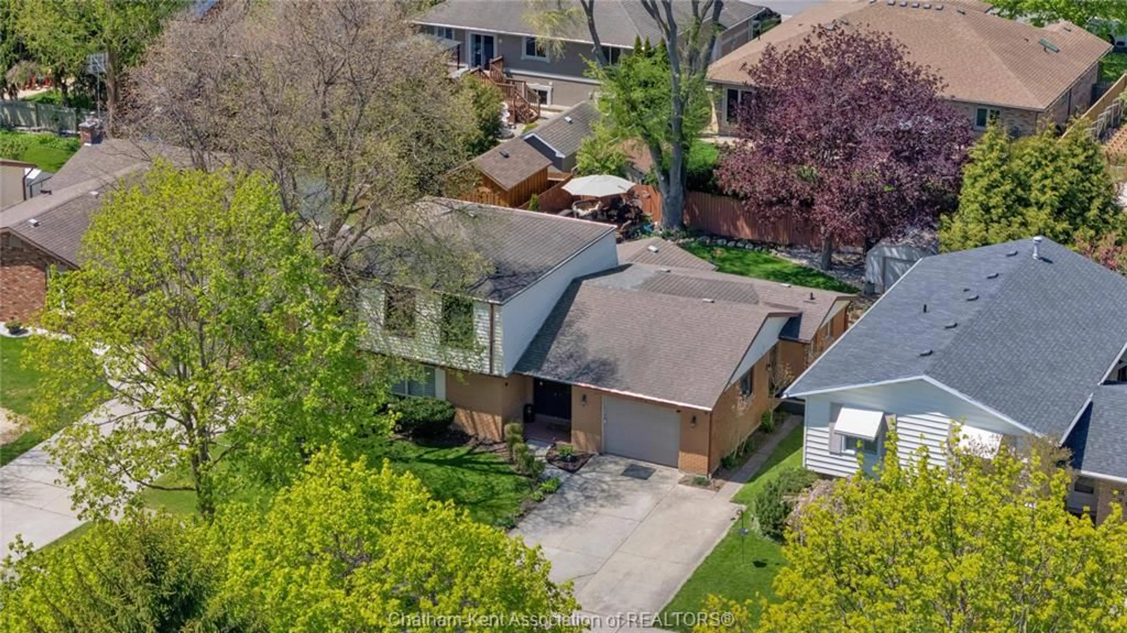 A pic from outside/outdoor area/front of a property/back of a property/a pic from drone, street for 249 OXLEY Dr, Chatham Ontario N7L 4S8