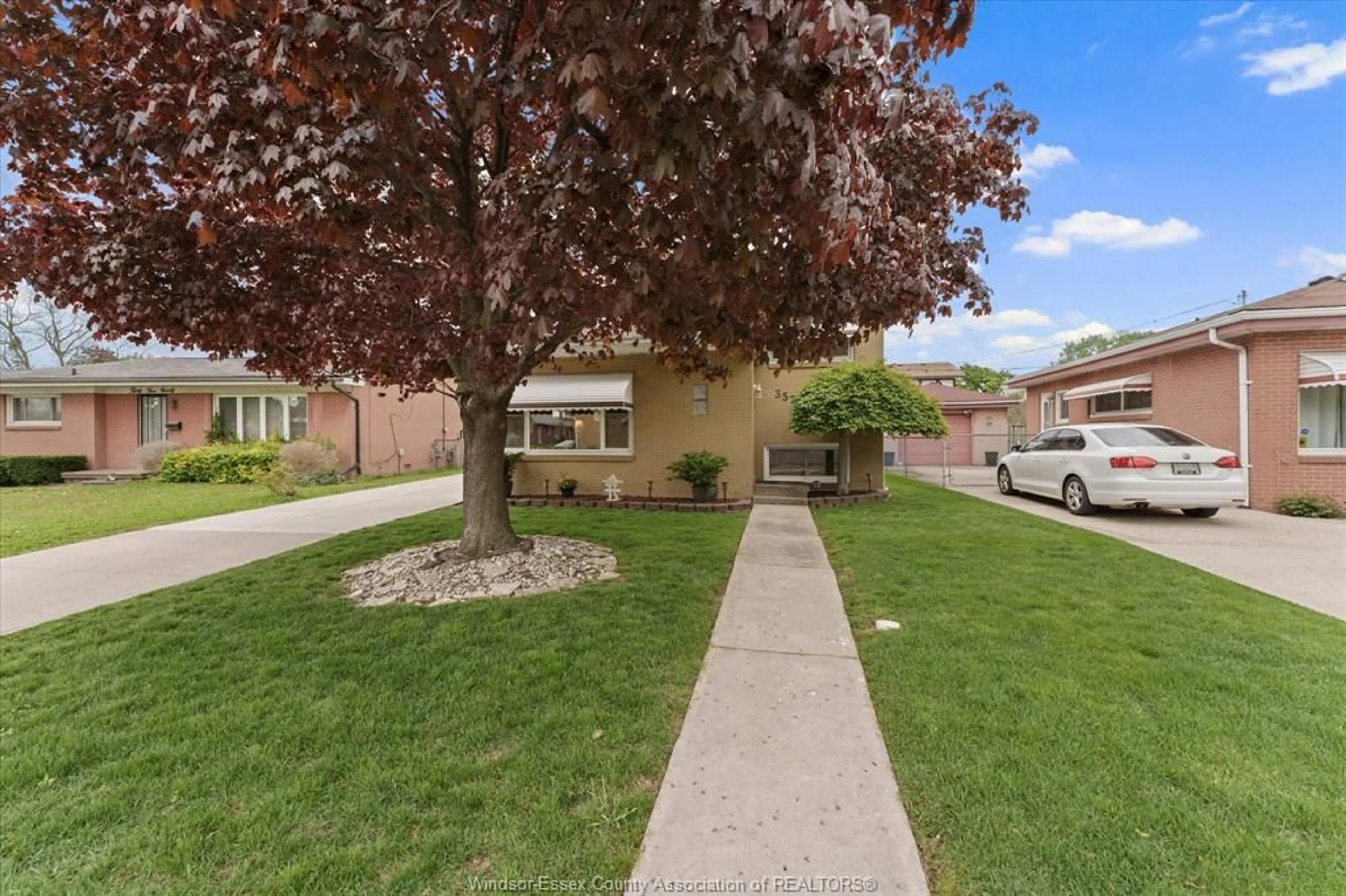A pic from outside/outdoor area/front of a property/back of a property/a pic from drone, street for 3574 CONNAUGHT Ave, Windsor Ontario N9C 2B9