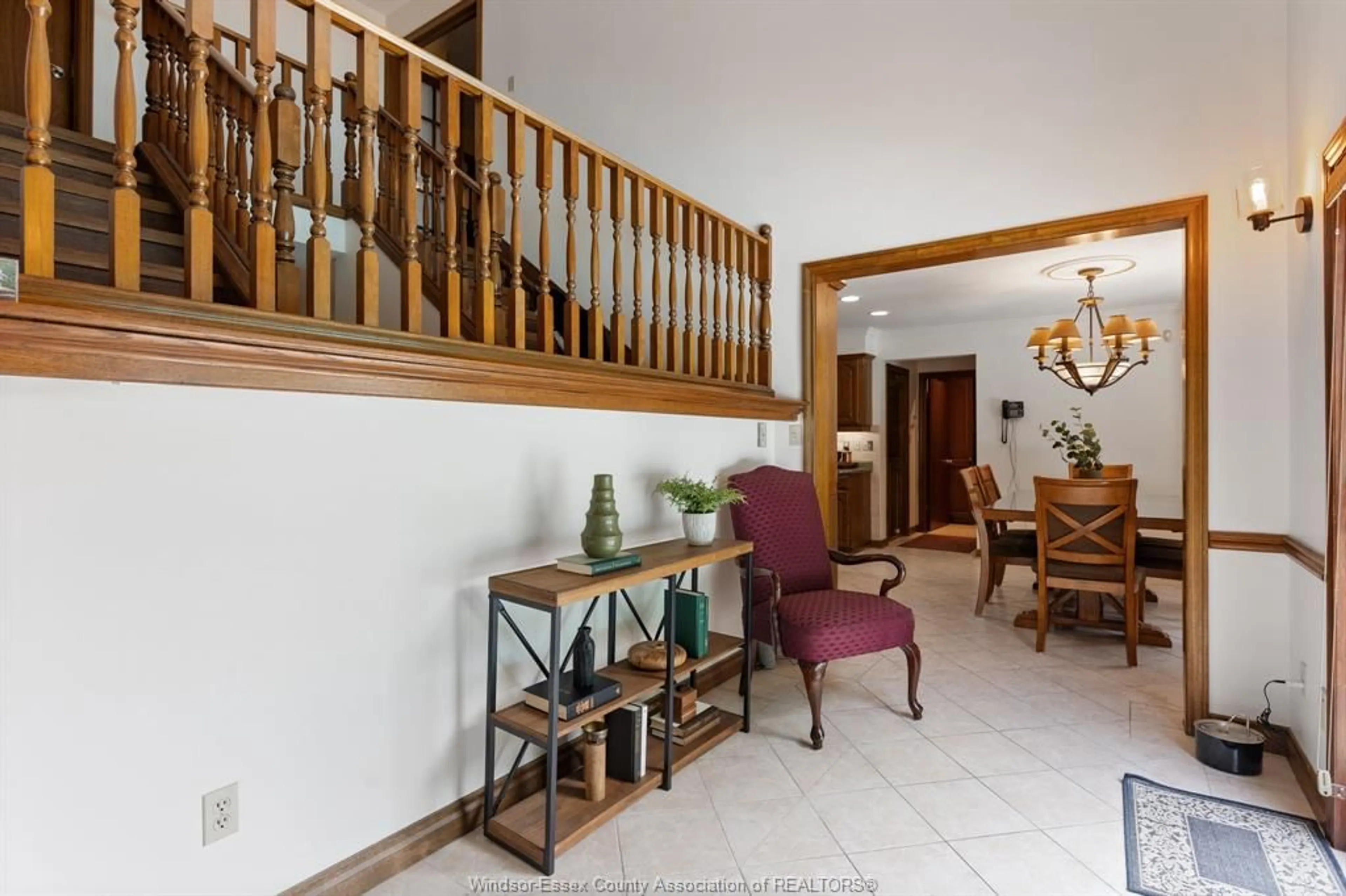 Indoor foyer for 113 MARENTETTE, Lakeshore Ontario N0R 1A0