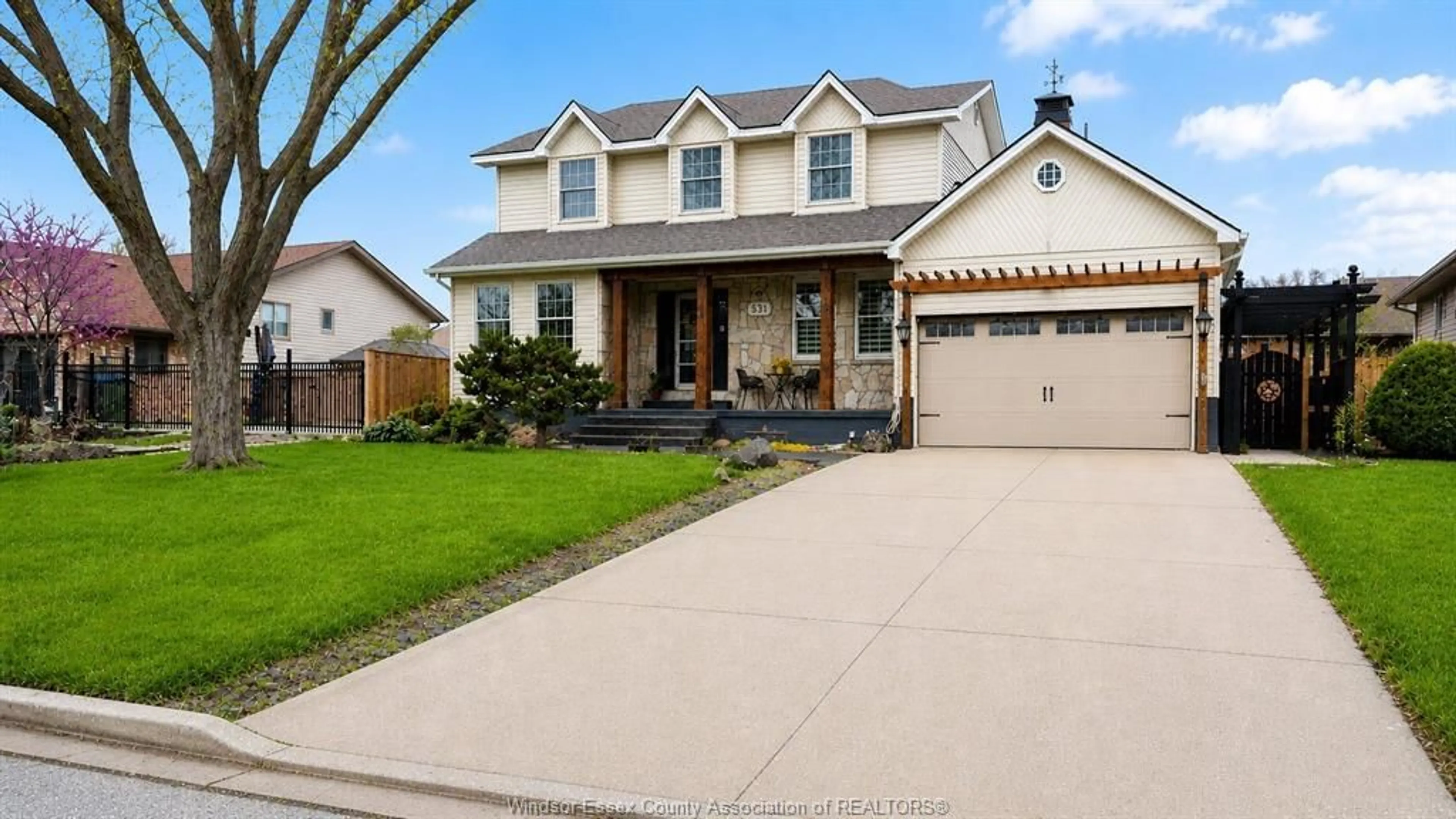 Home with vinyl exterior material, street for 531 GARY Ave, LaSalle Ontario N9J 3C9