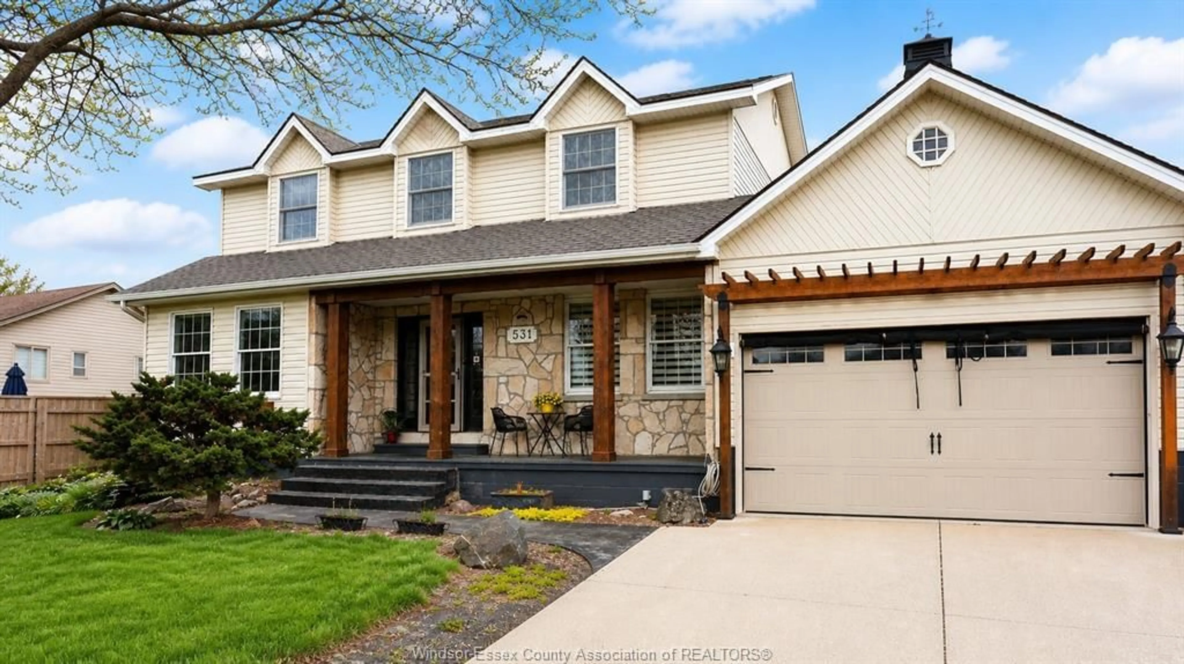 Home with vinyl exterior material, street for 531 GARY Ave, LaSalle Ontario N9J 3C9