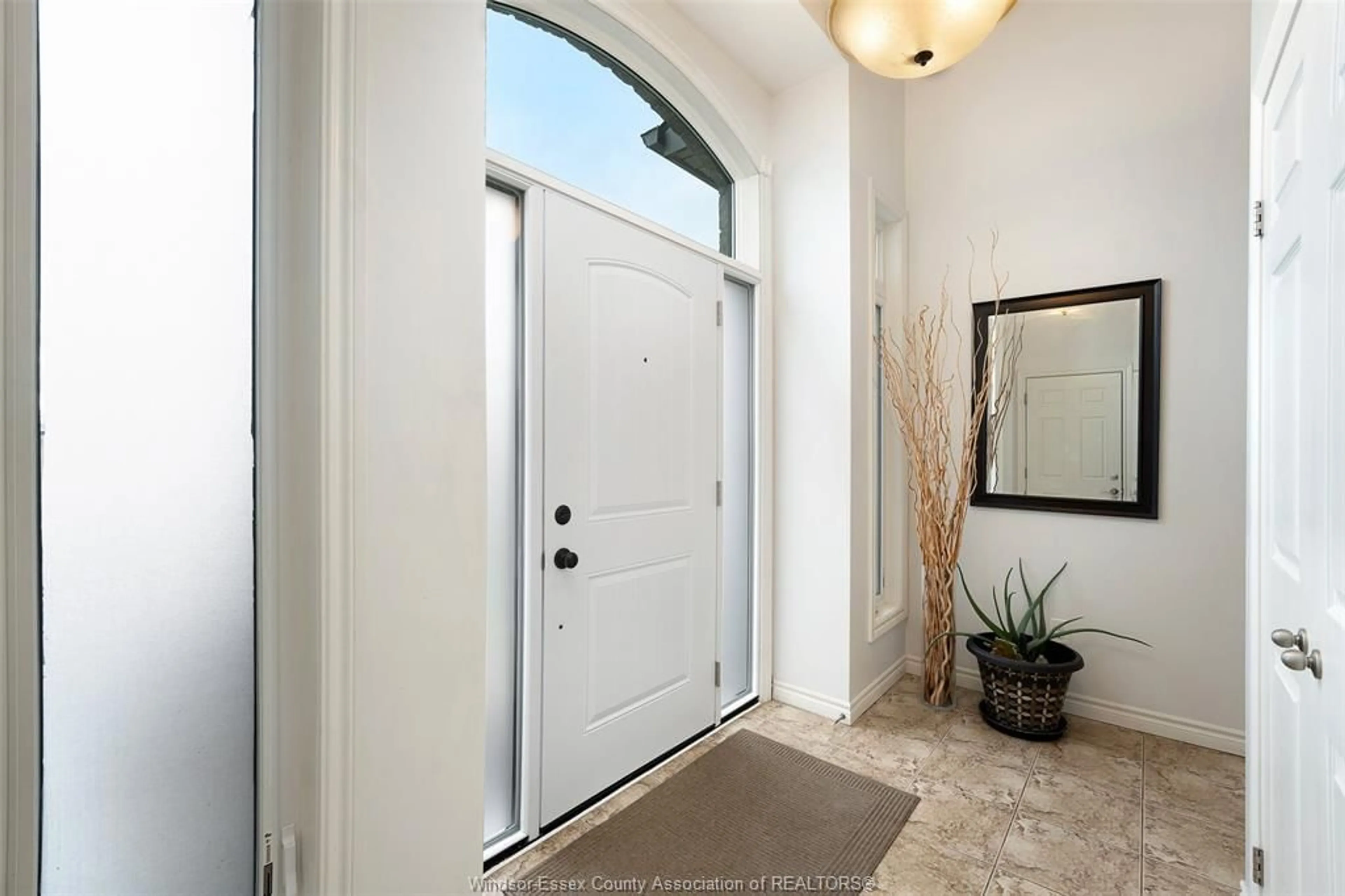 Indoor entryway for 42 HAZEL Cres, Kingsville Ontario N9Y 0B1