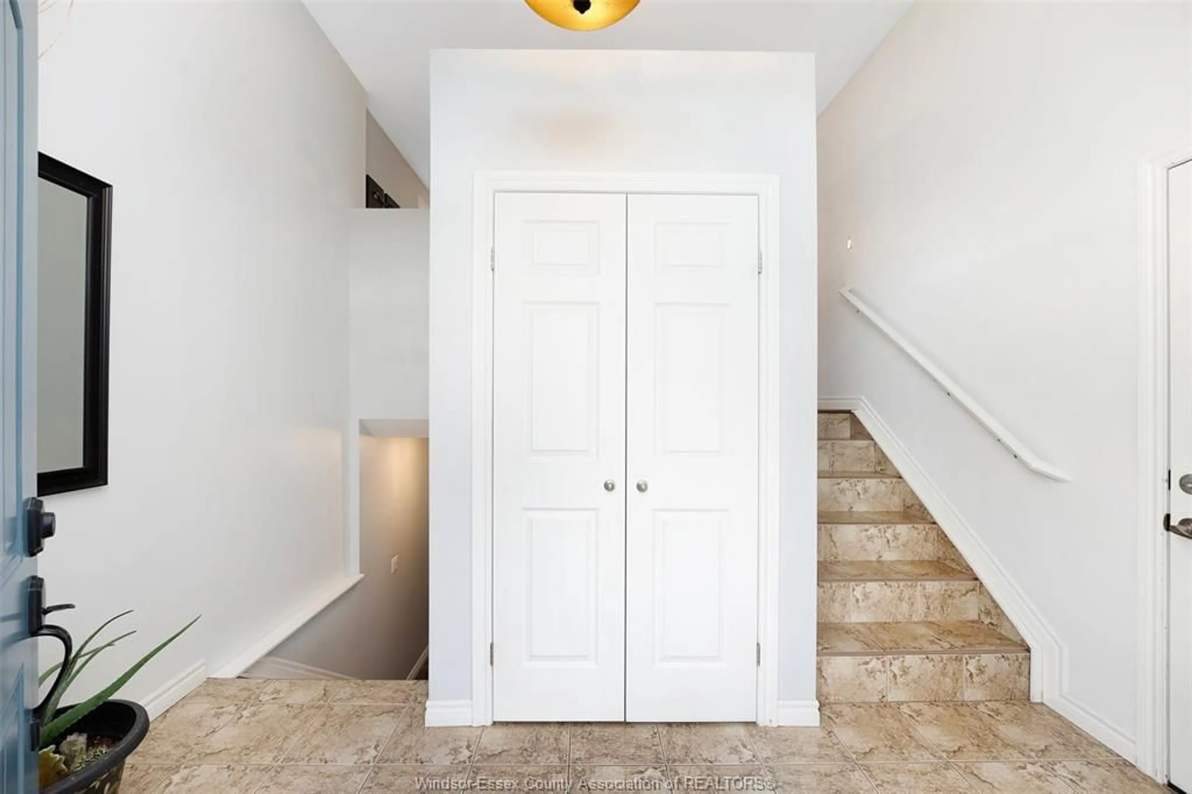Indoor entryway for 42 HAZEL Cres, Kingsville Ontario N9Y 0B1