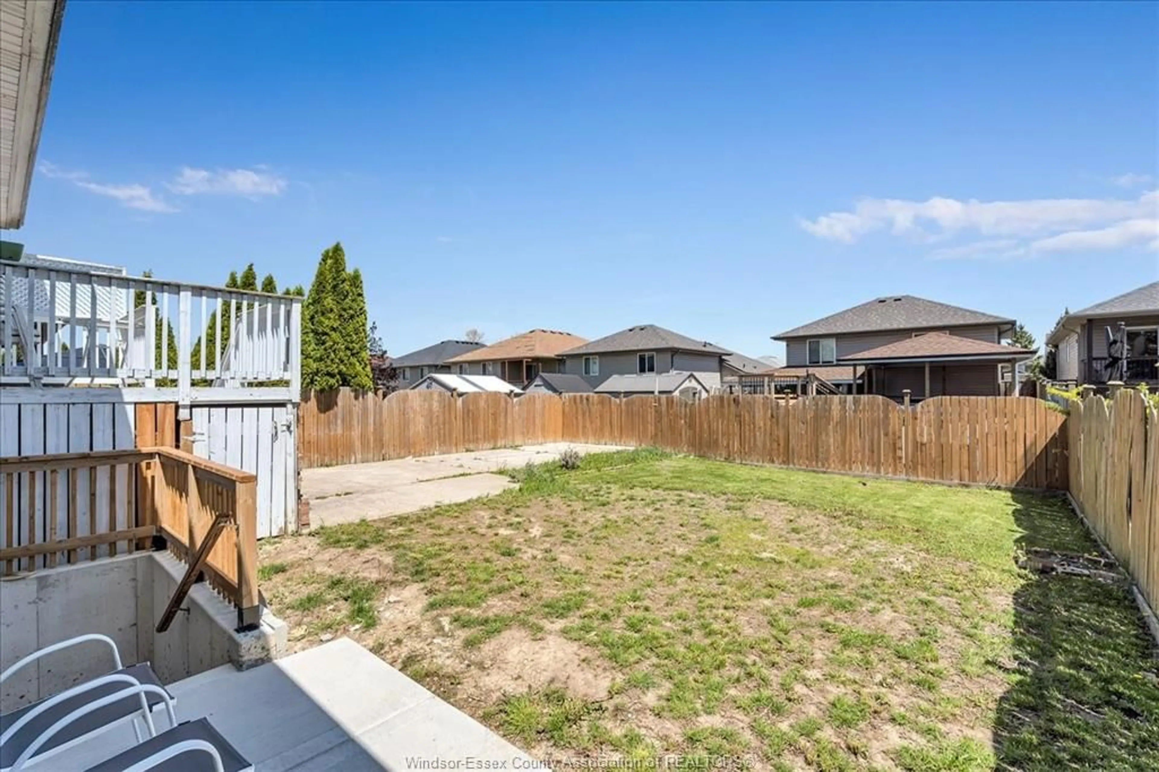 A pic from outside/outdoor area/front of a property/back of a property/a pic from drone, unknown for 2558 GATWICK, Windsor Ontario N8P 1Y8