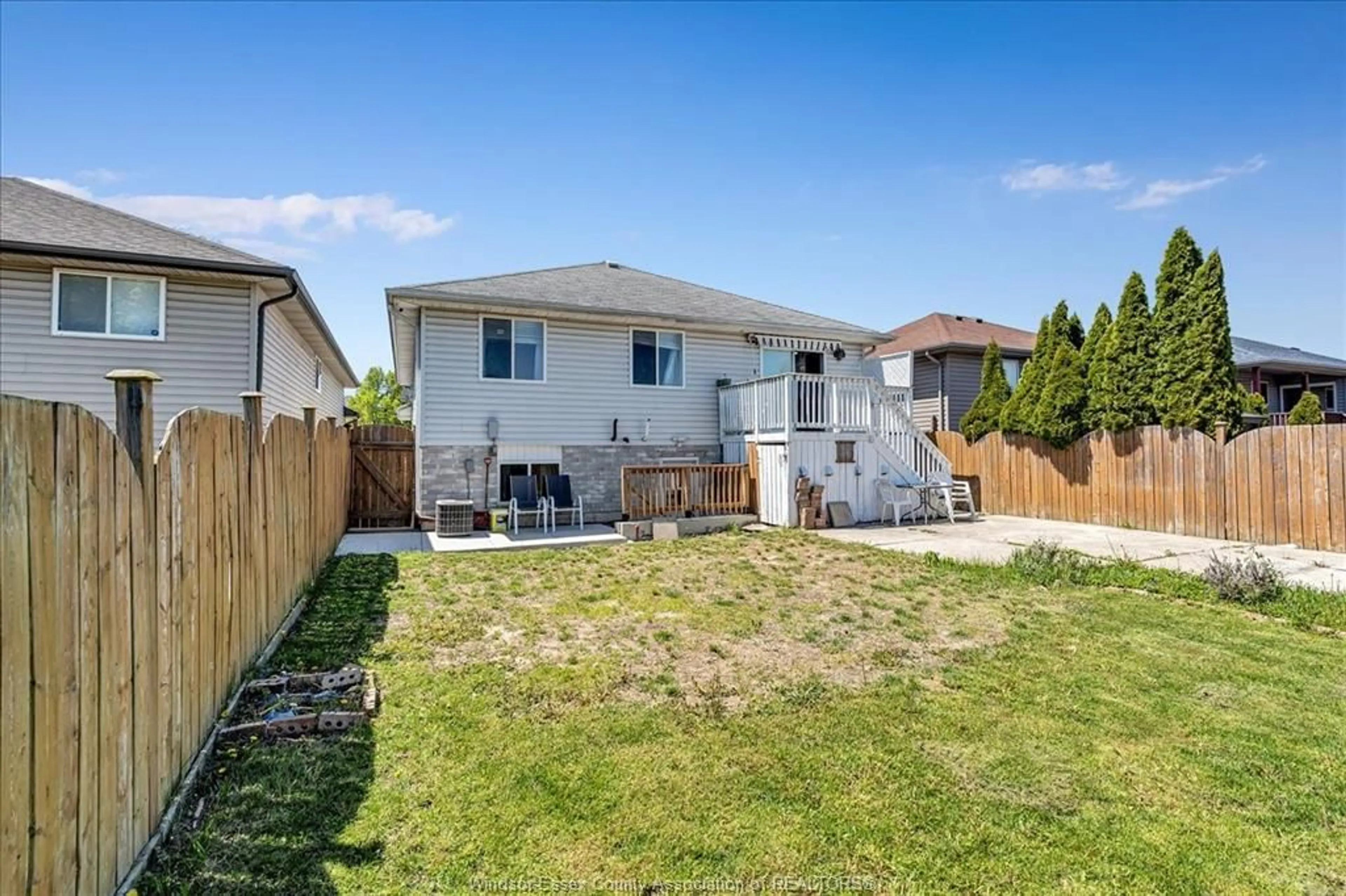 A pic from outside/outdoor area/front of a property/back of a property/a pic from drone, unknown for 2558 GATWICK, Windsor Ontario N8P 1Y8