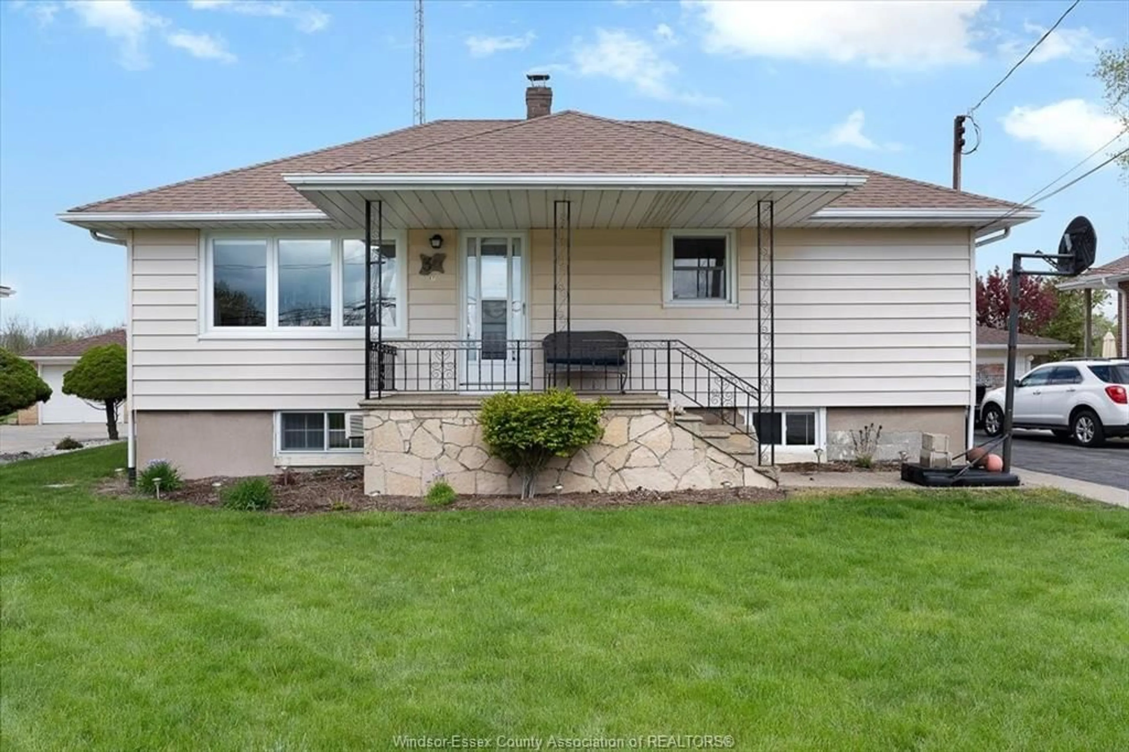 Home with vinyl exterior material, street for 34 TEXAS Rd, Amherstburg Ontario N9V 2R7