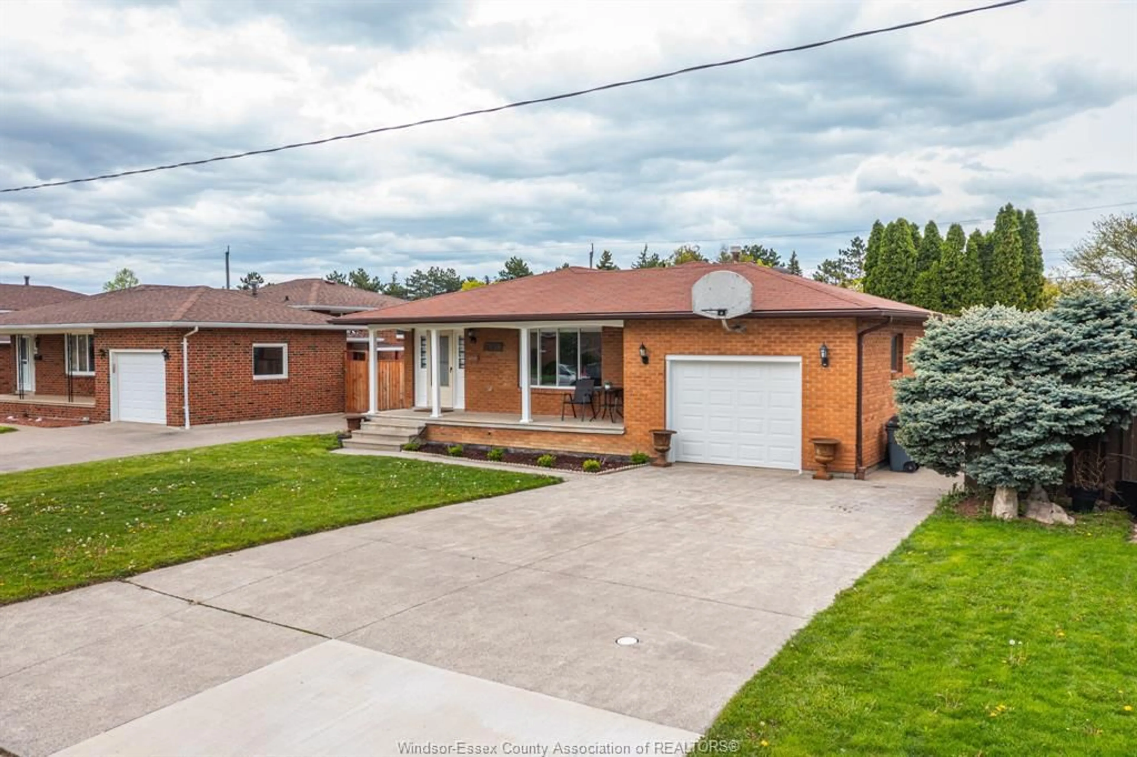 Home with brick exterior material, street for 2958 LLYOD GEORGE, Windsor Ontario N8T 2V1