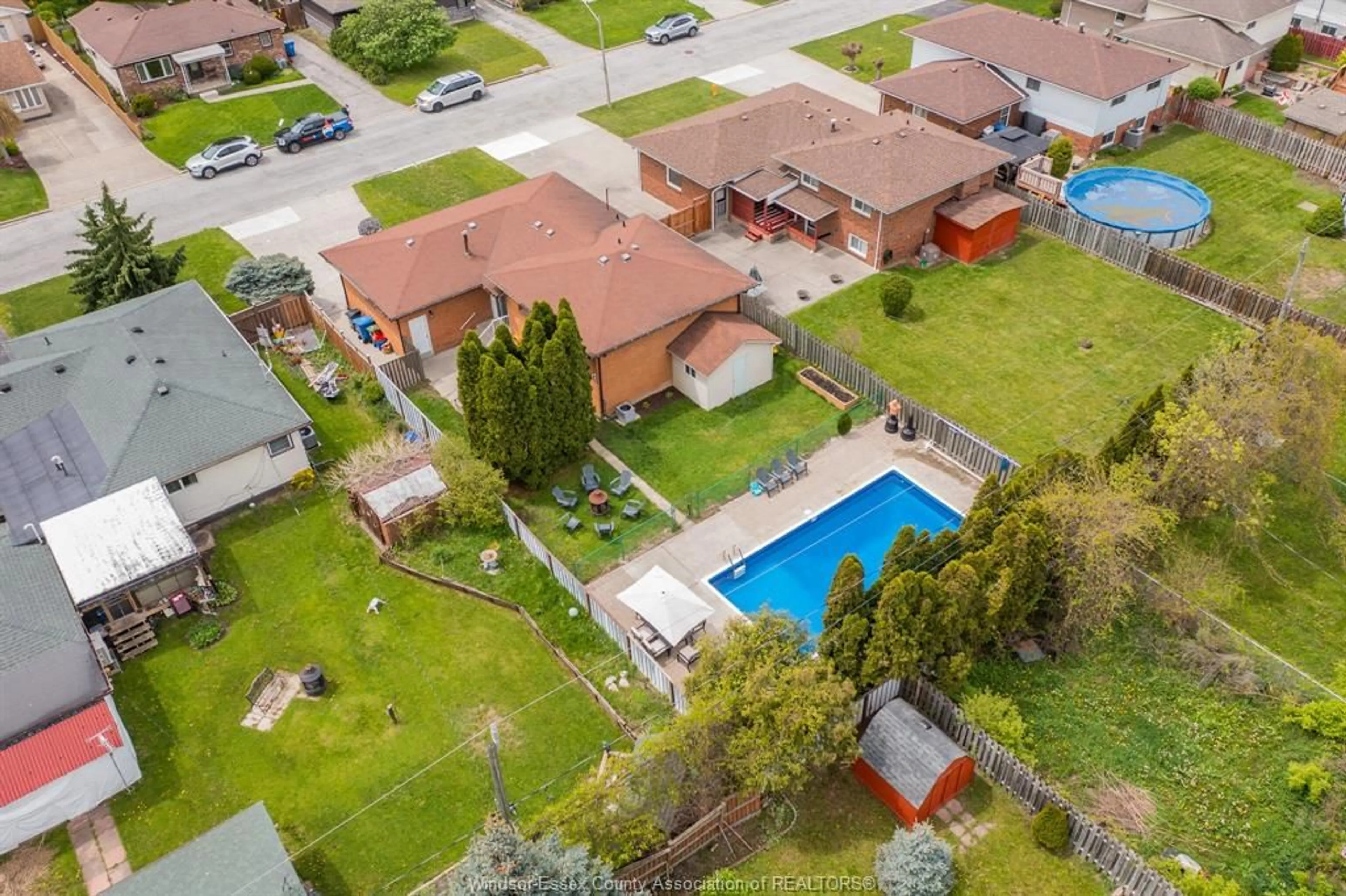 A pic from outside/outdoor area/front of a property/back of a property/a pic from drone, street for 2958 LLYOD GEORGE, Windsor Ontario N8T 2V1