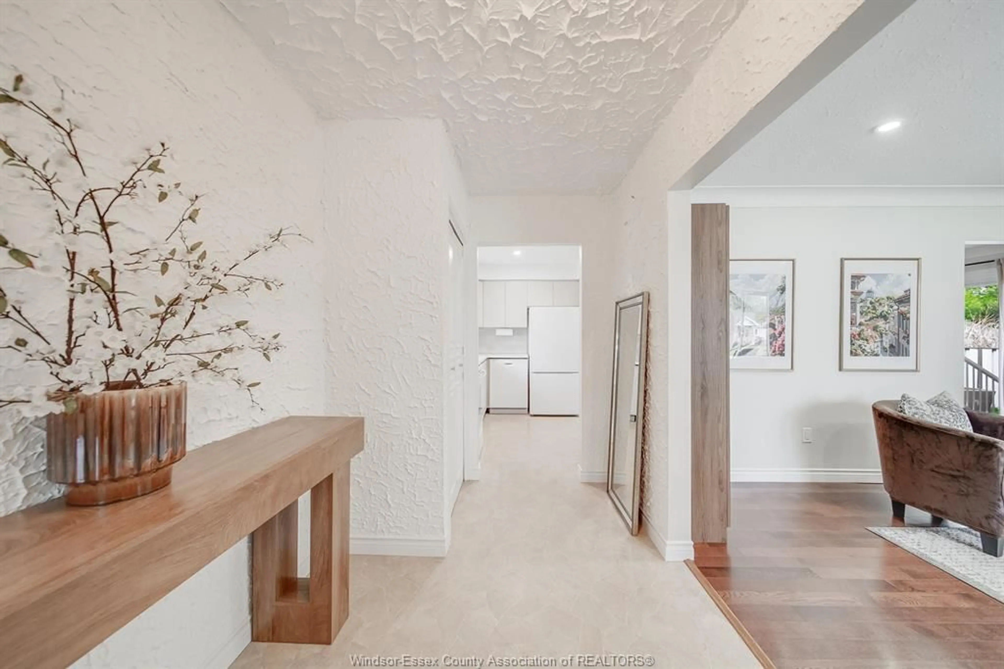 Indoor foyer for 2958 LLYOD GEORGE, Windsor Ontario N8T 2V1