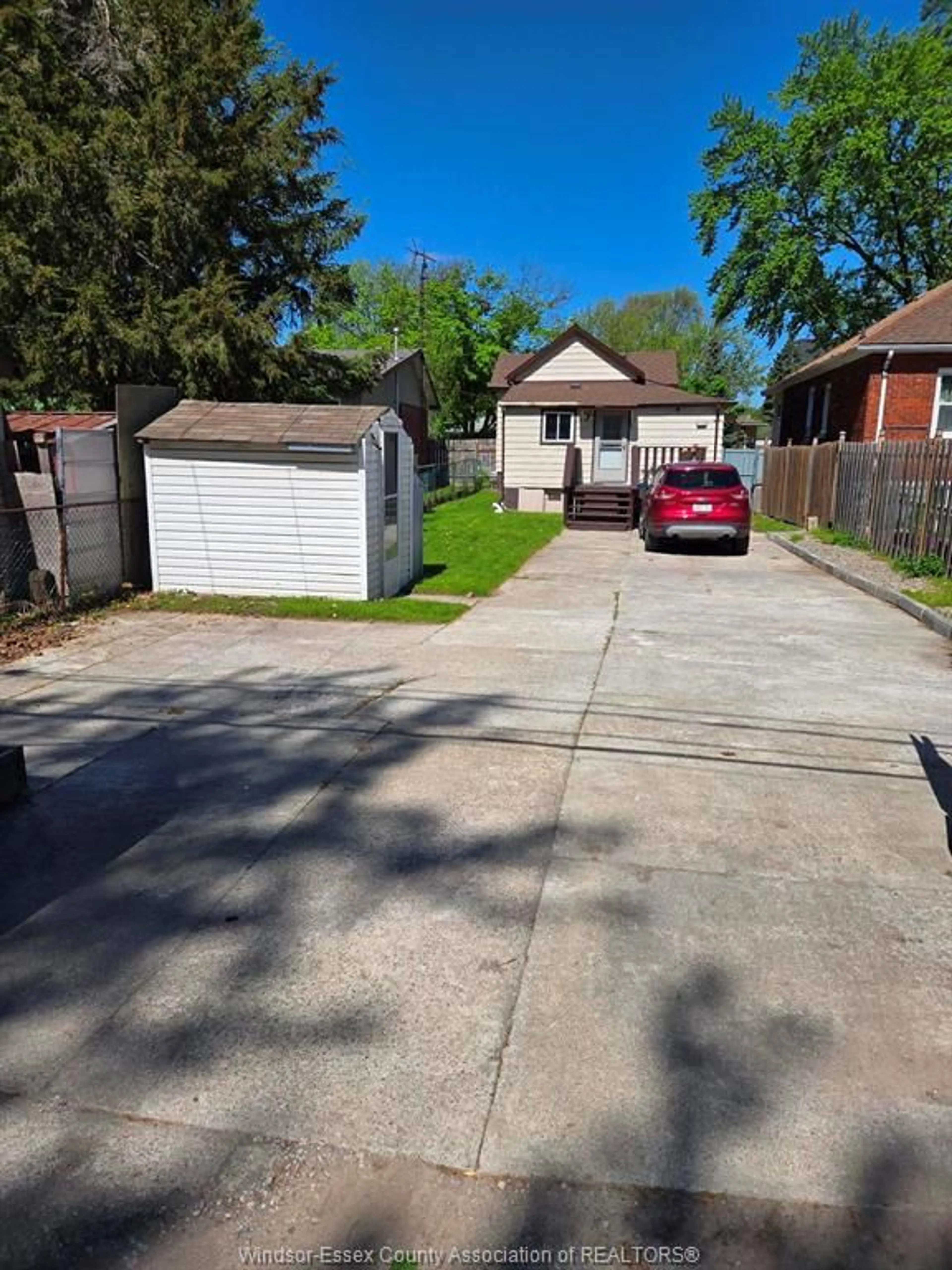 A pic from outside/outdoor area/front of a property/back of a property/a pic from drone, street for 3595 QUEEN, Windsor Ontario N9C 1N8