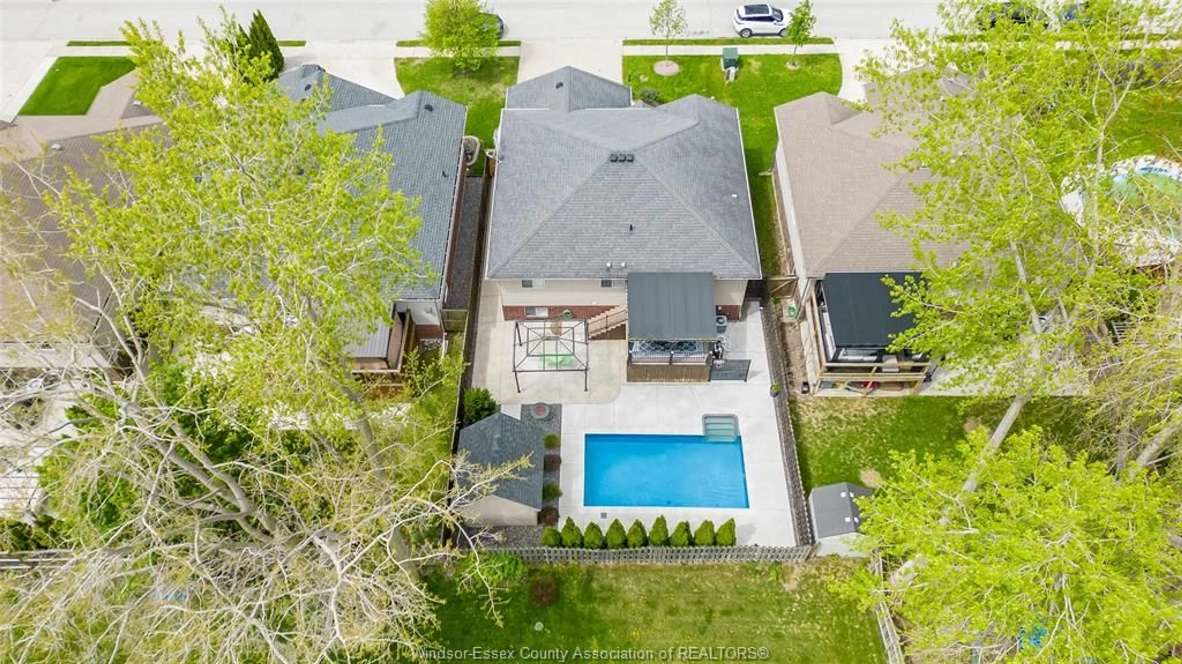 A pic from outside/outdoor area/front of a property/back of a property/a pic from drone, street for 1032 FREDERICA Ave, Windsor Ontario N8P 1V7