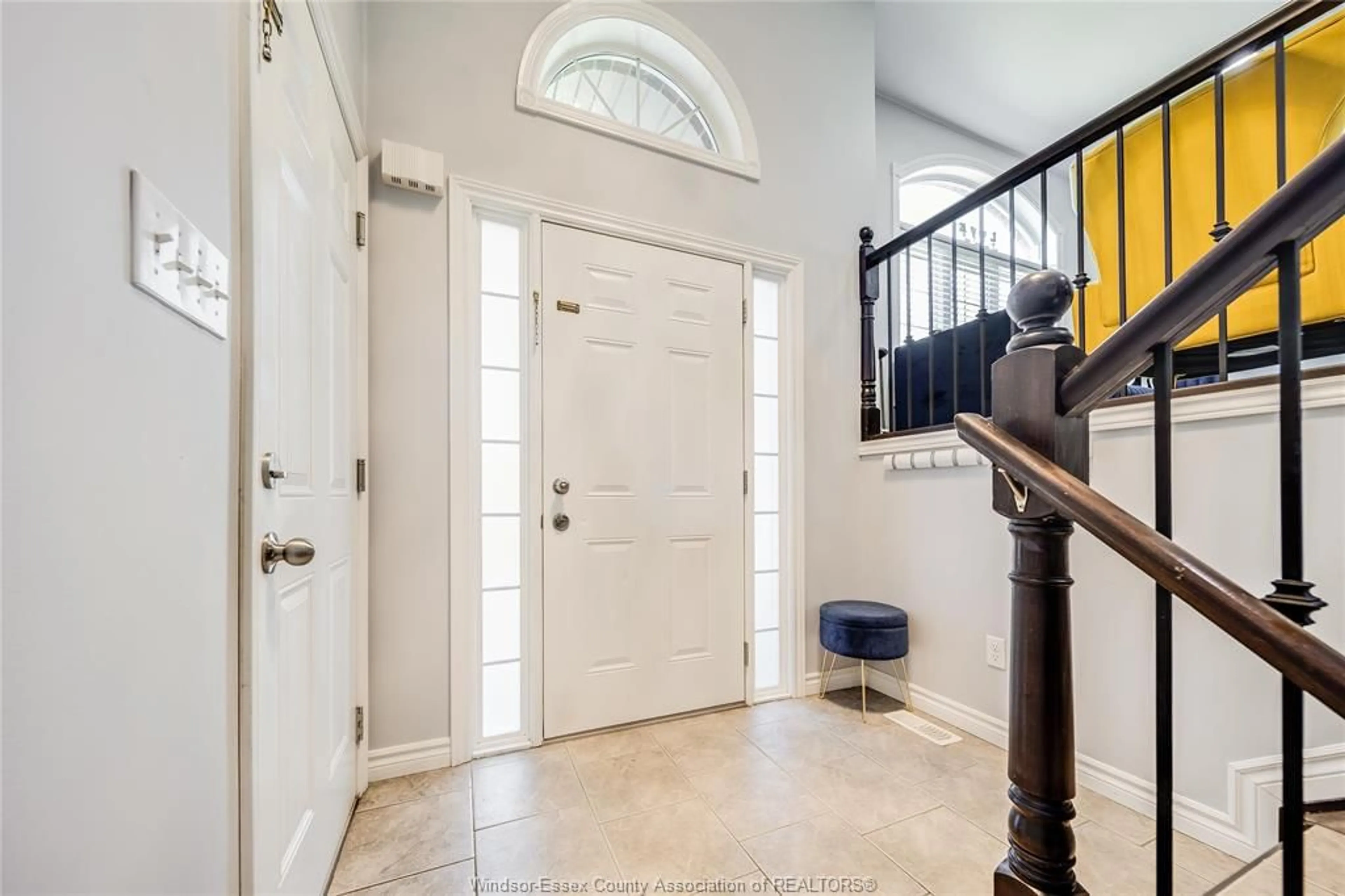 Indoor entryway for 1032 FREDERICA Ave, Windsor Ontario N8P 1V7