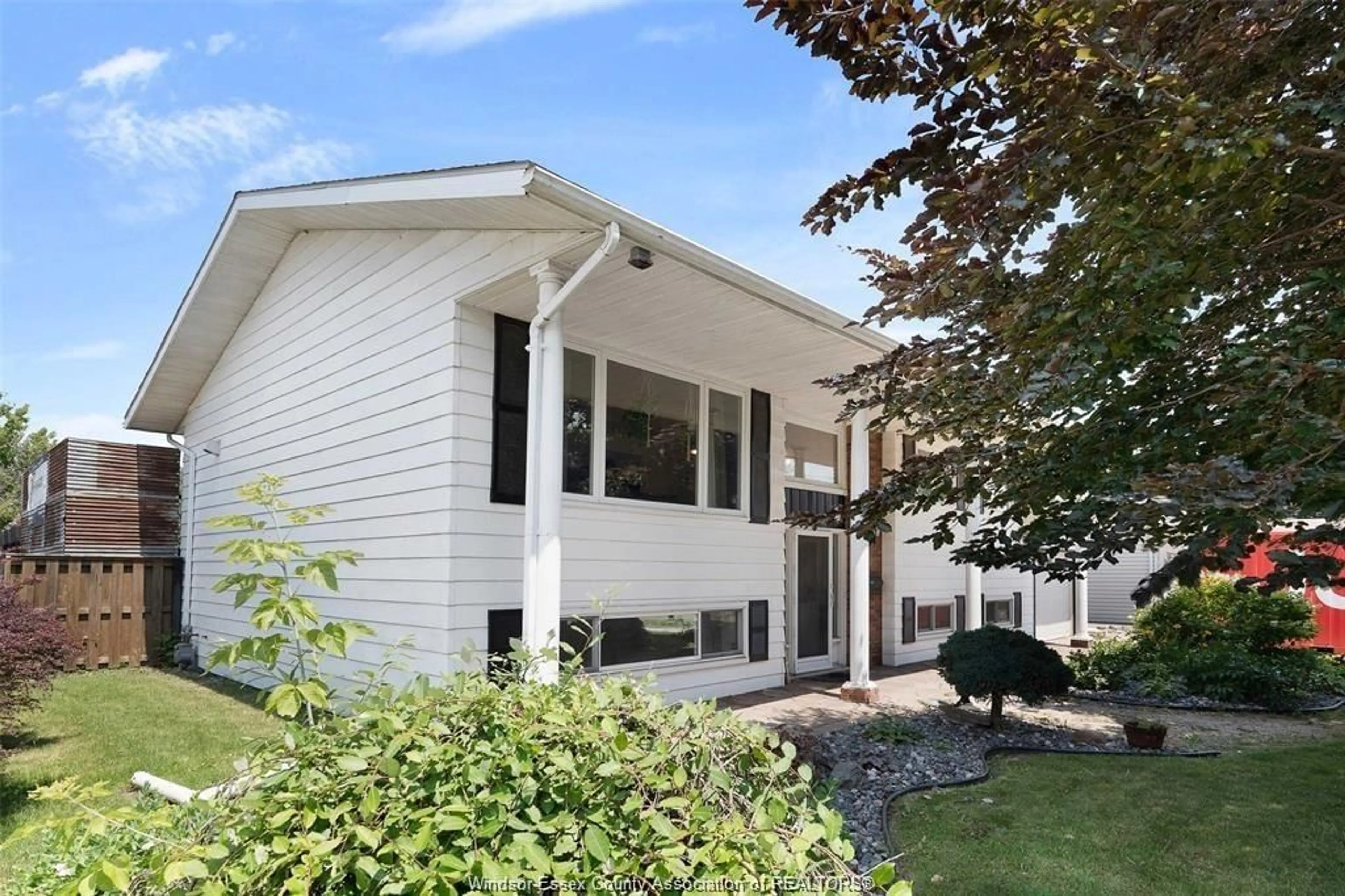 Home with vinyl exterior material, unknown for 387 REAUME Rd, LaSalle Ontario N9J 1B2