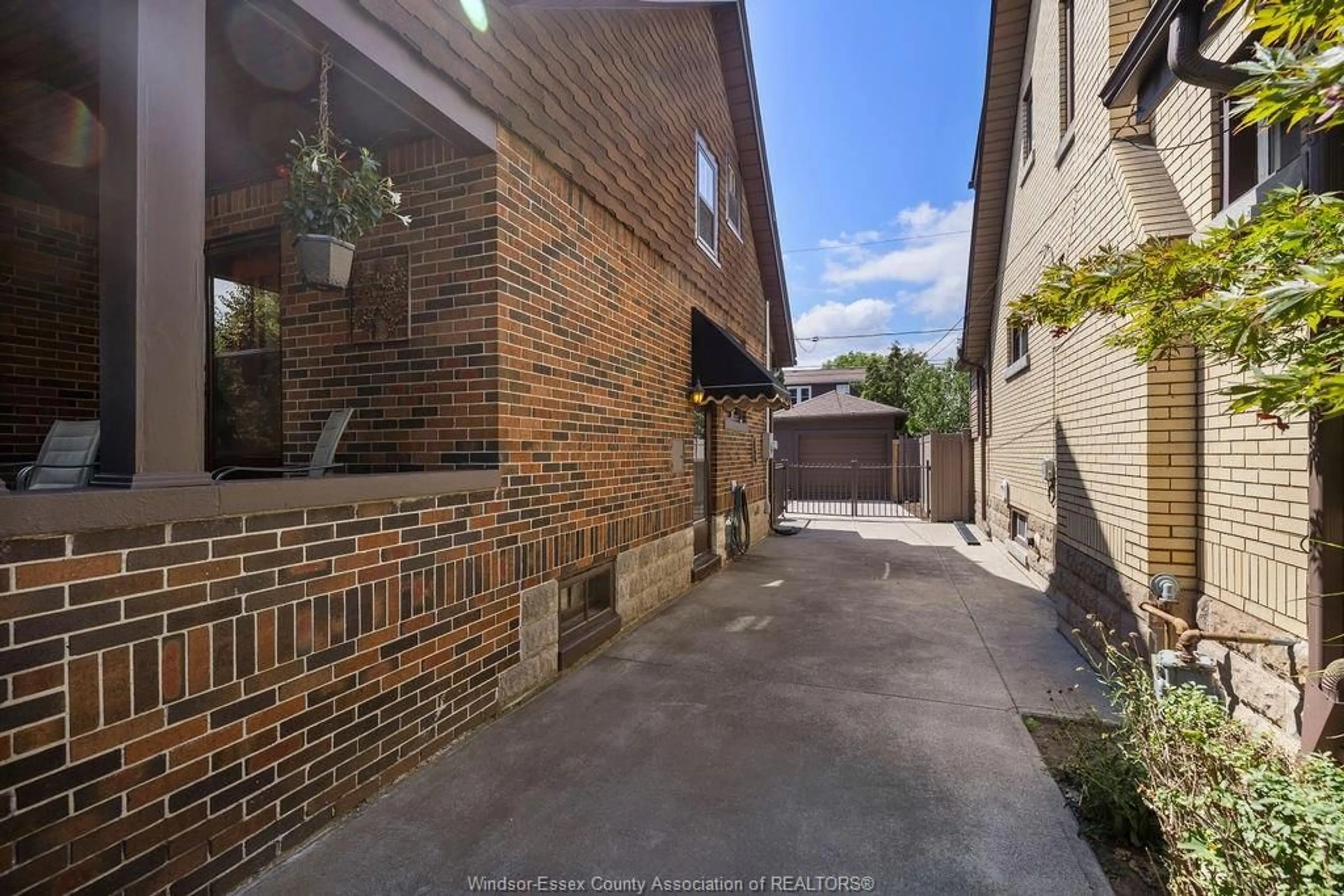 A pic from outside/outdoor area/front of a property/back of a property/a pic from drone, street for 2333 CHILVER, Windsor Ontario N8W 2V6