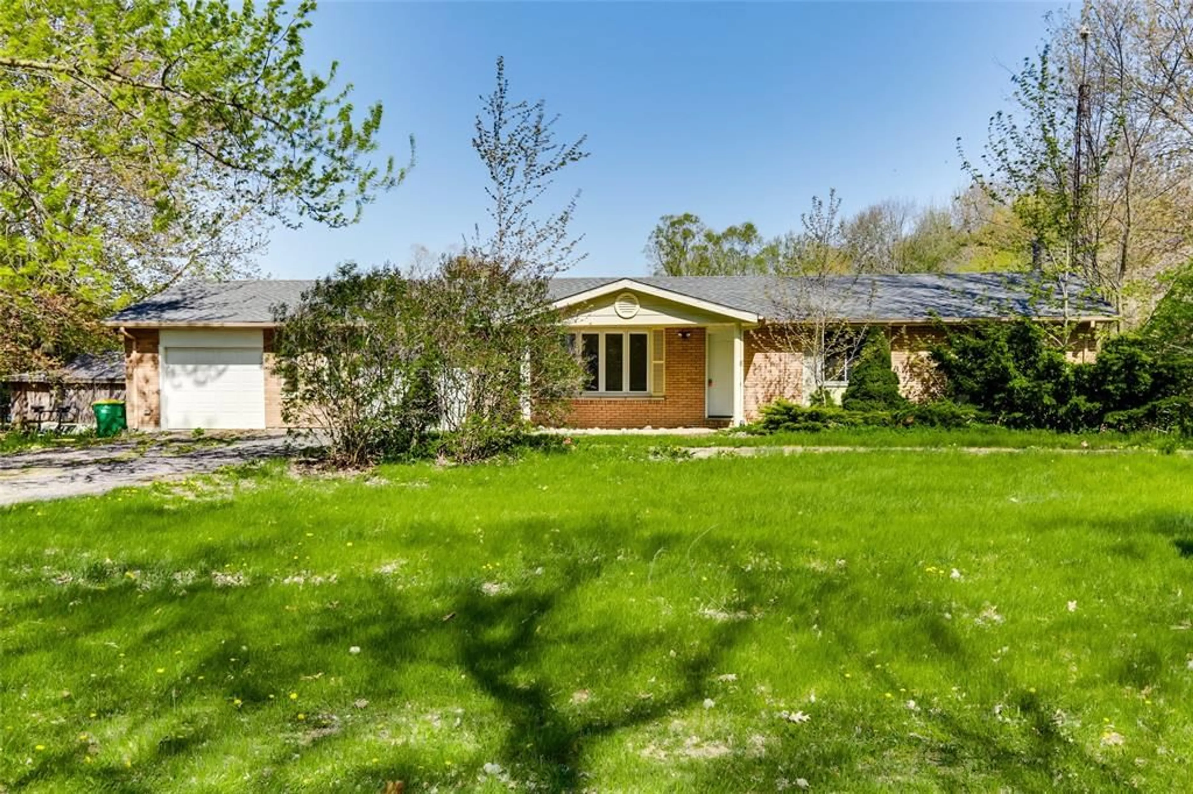 A pic from outside/outdoor area/front of a property/back of a property/a pic from drone, unknown for 649 TRILLIUM Dr, Newbury Ontario N0L 1Z0