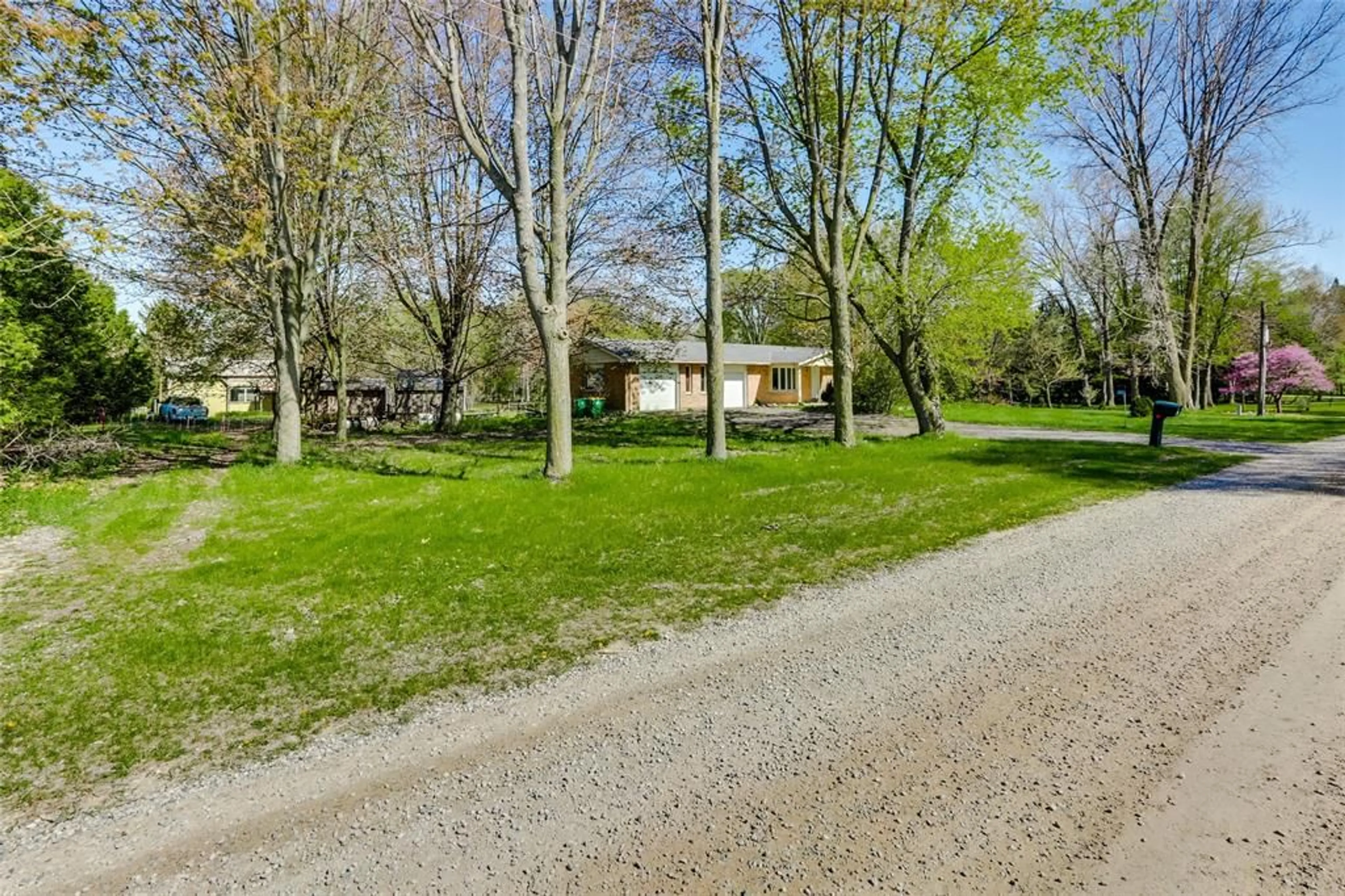 A pic from outside/outdoor area/front of a property/back of a property/a pic from drone, street for 649 TRILLIUM Dr, Newbury Ontario N0L 1Z0