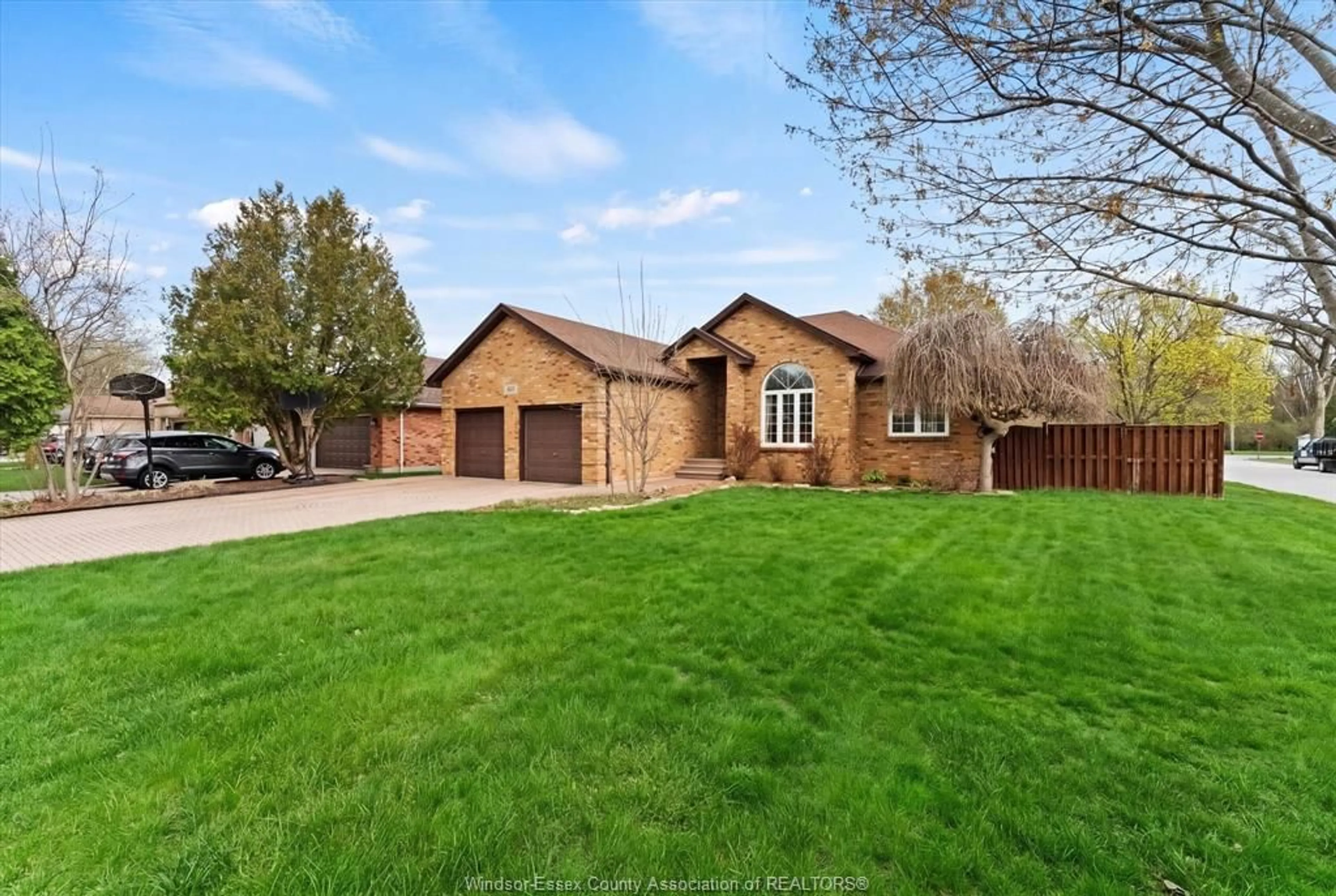 A pic from outside/outdoor area/front of a property/back of a property/a pic from drone, street for 885 SUPERIOR St, LaSalle Ontario N9J 3H4