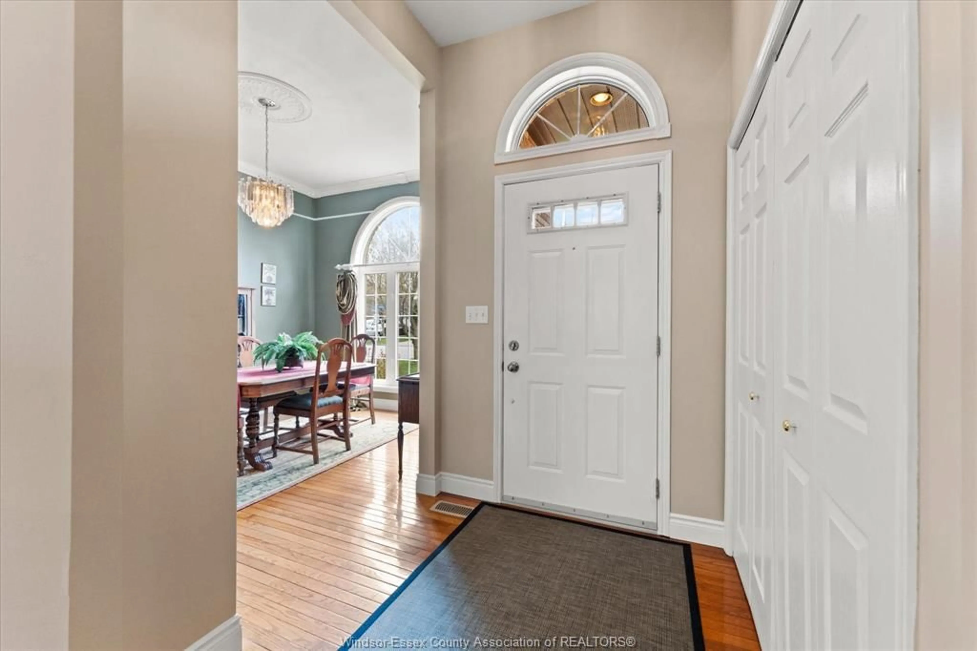 Indoor entryway for 885 SUPERIOR St, LaSalle Ontario N9J 3H4