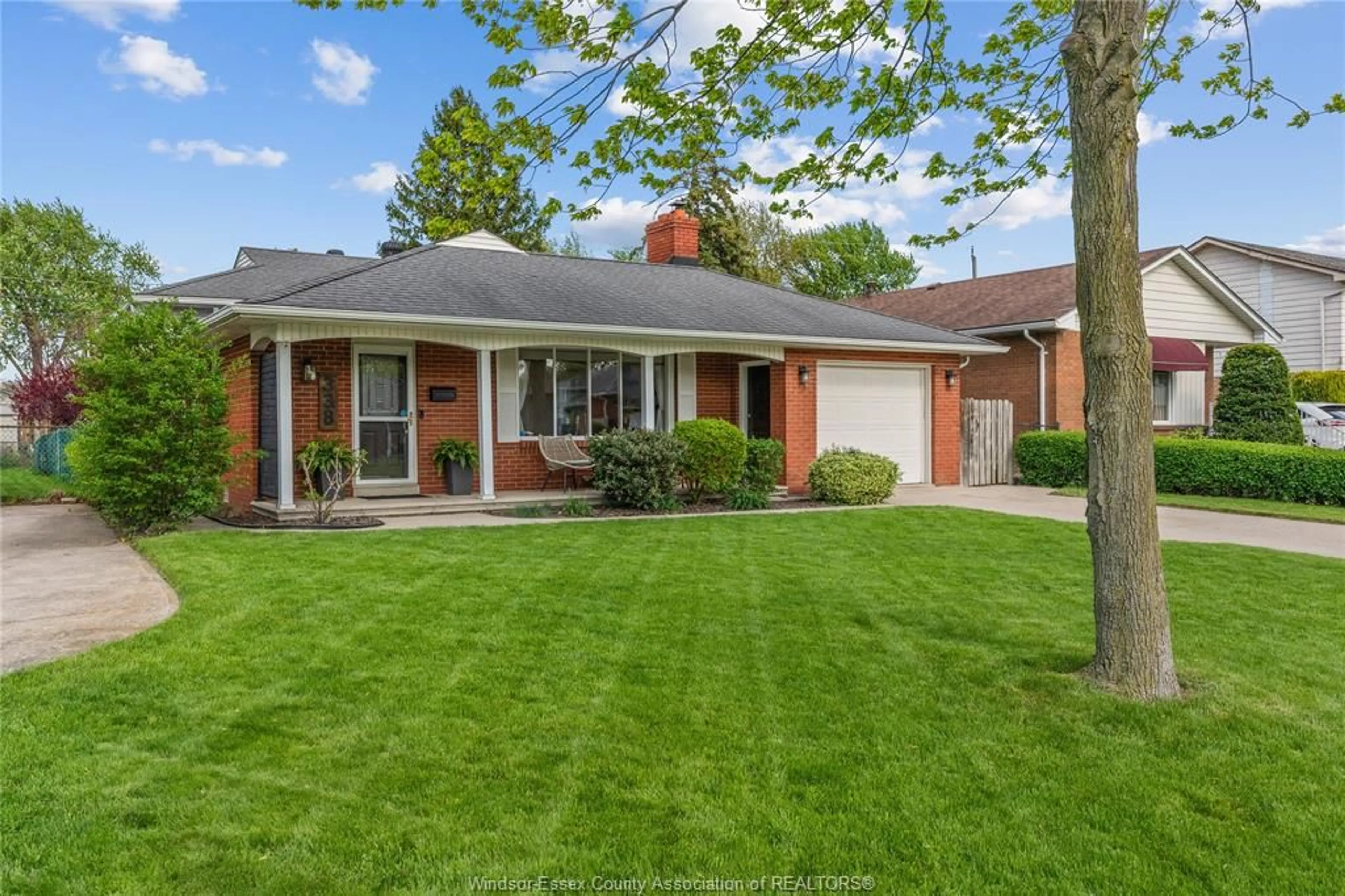Home with brick exterior material, street for 934 ST. PAUL Ave, Windsor Ontario N9B 2X5
