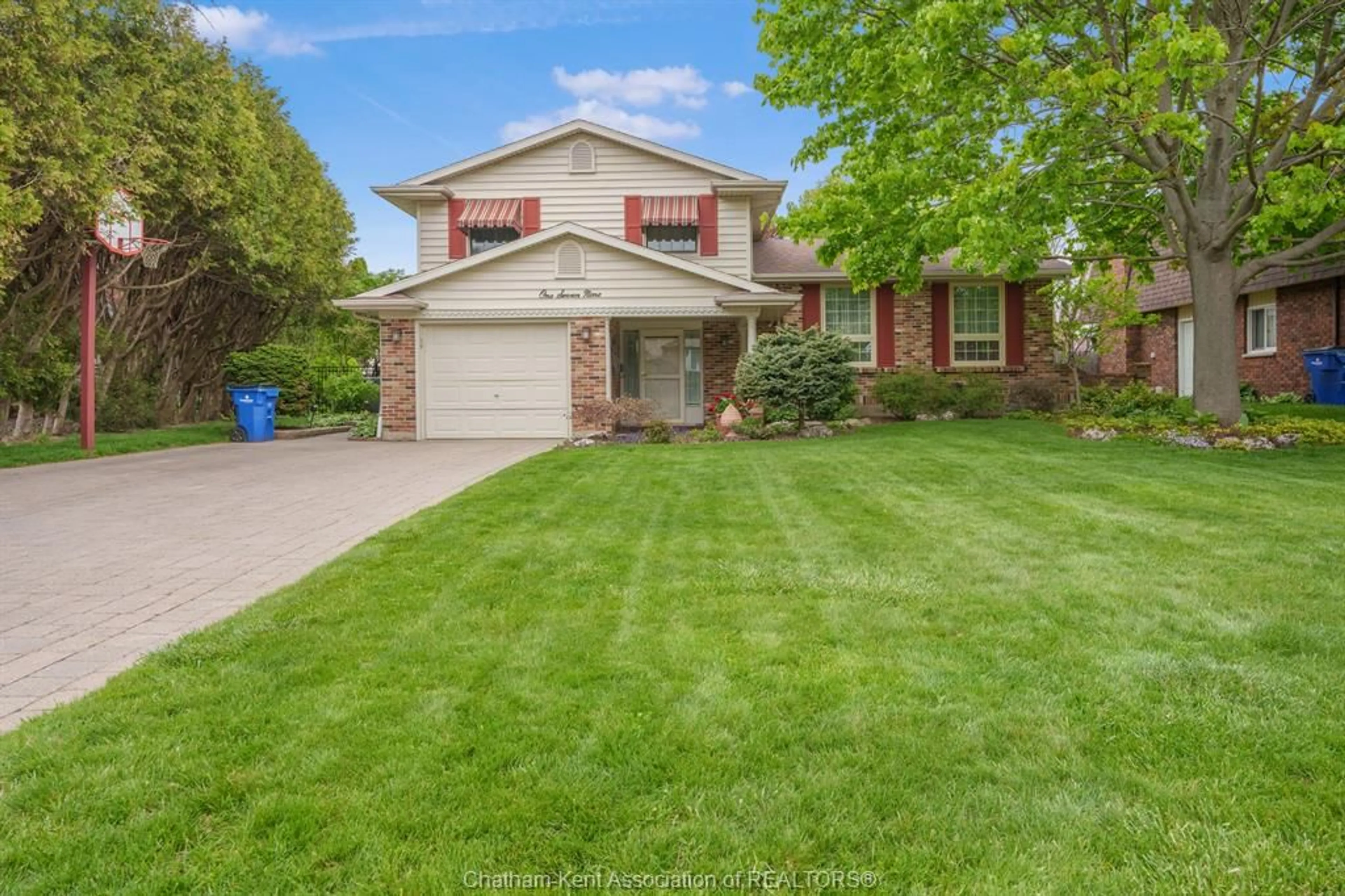 Home with vinyl exterior material, street for 179 Chippewa Dr, Chatham Ontario N7M 2B3