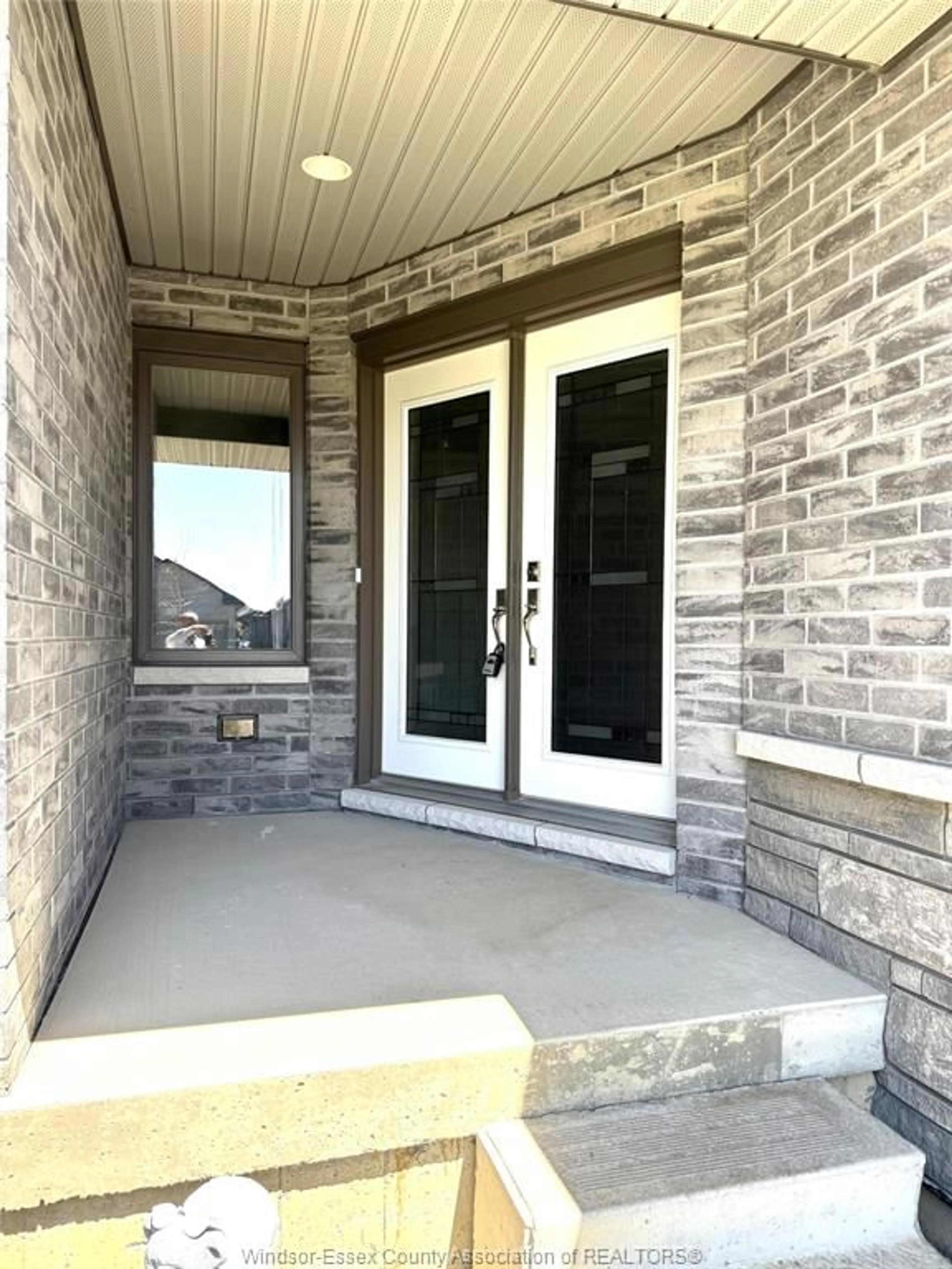Indoor entryway for 3632 HALLEE Cres, Windsor Ontario N8W 0B2