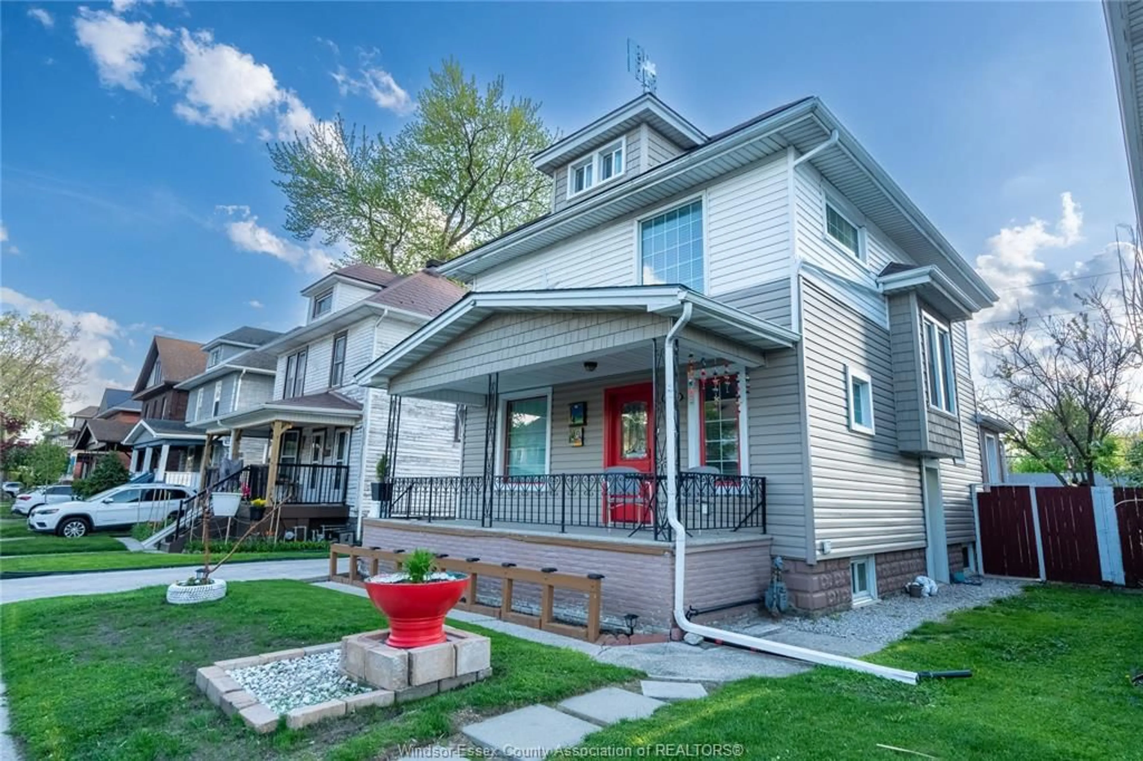 Home with vinyl exterior material, street for 135 ELM, Windsor Ontario N9A 5G9
