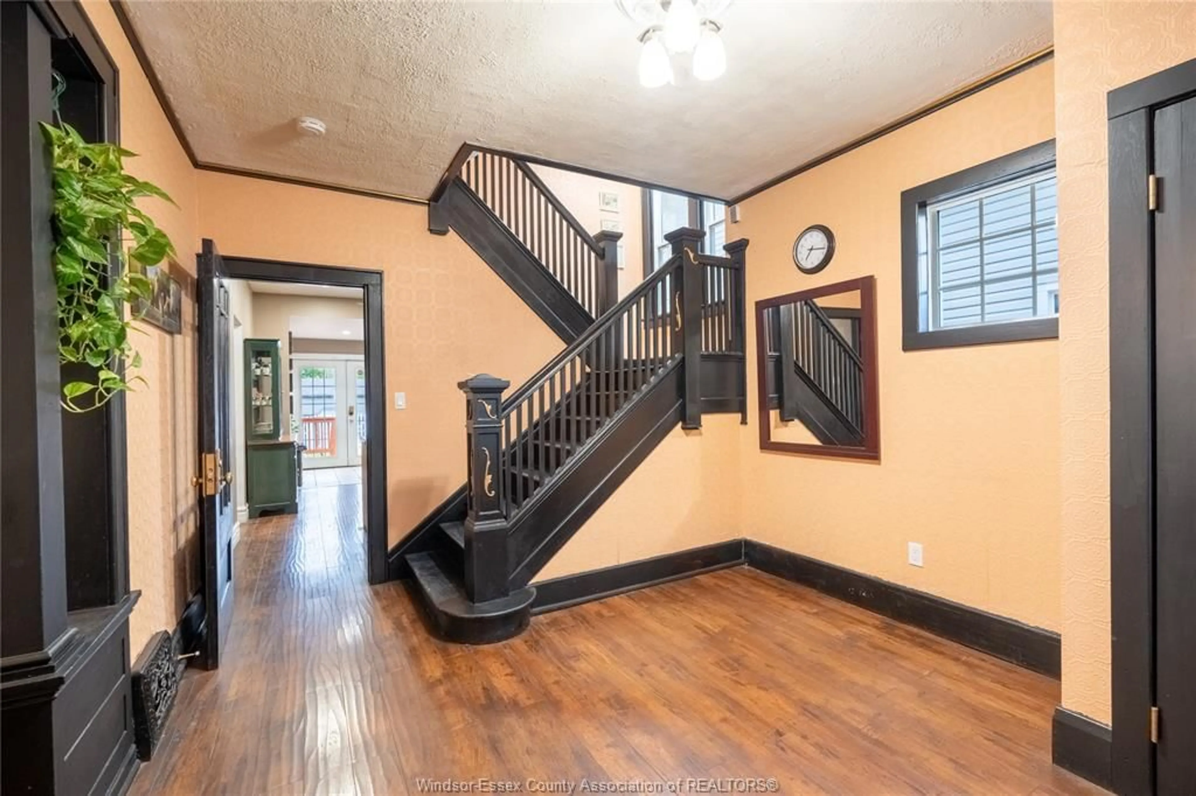 Indoor foyer for 135 ELM, Windsor Ontario N9A 5G9