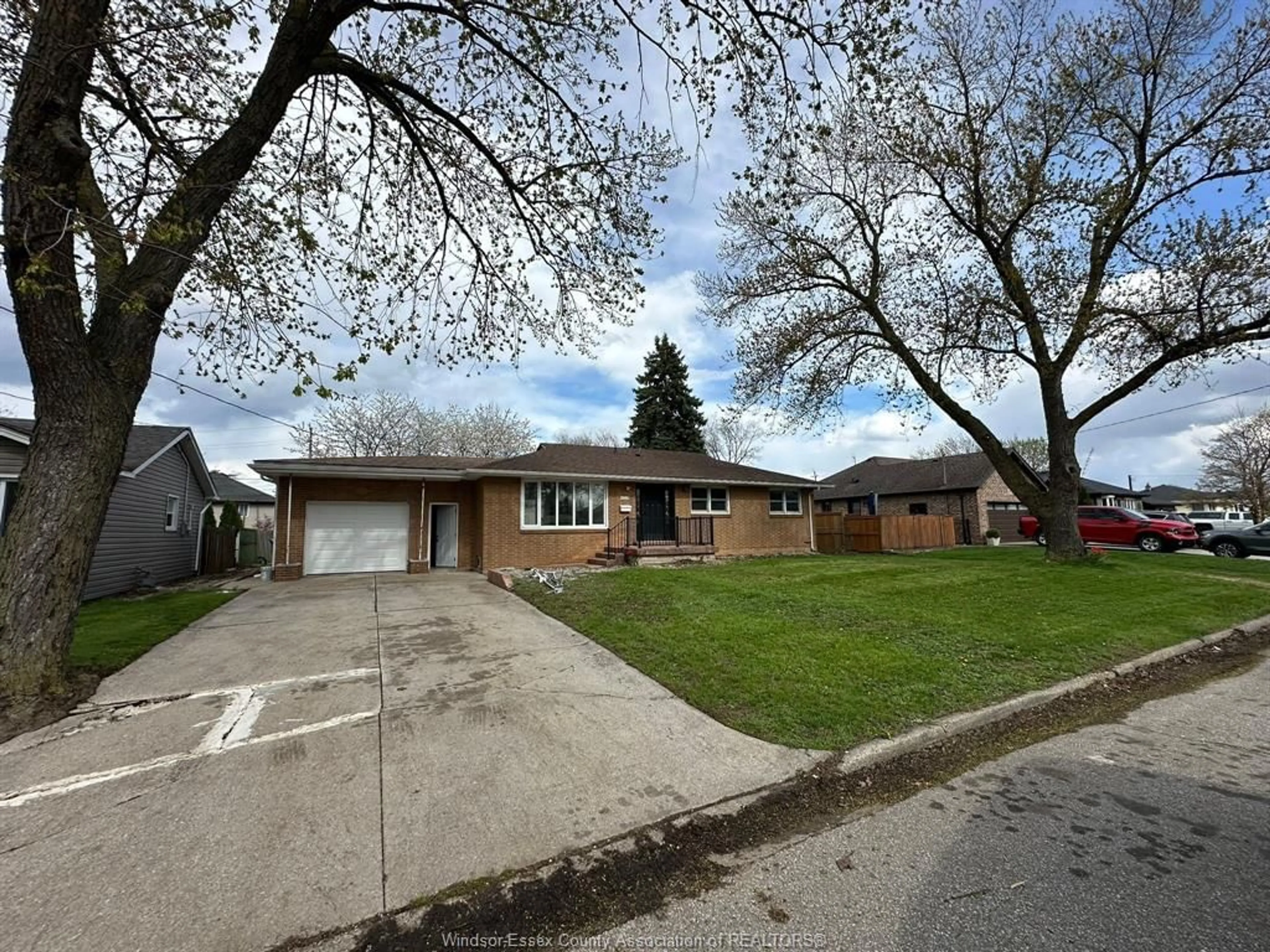 A pic from outside/outdoor area/front of a property/back of a property/a pic from drone, street for 3010 BYNG, Windsor Ontario N8W 3G7