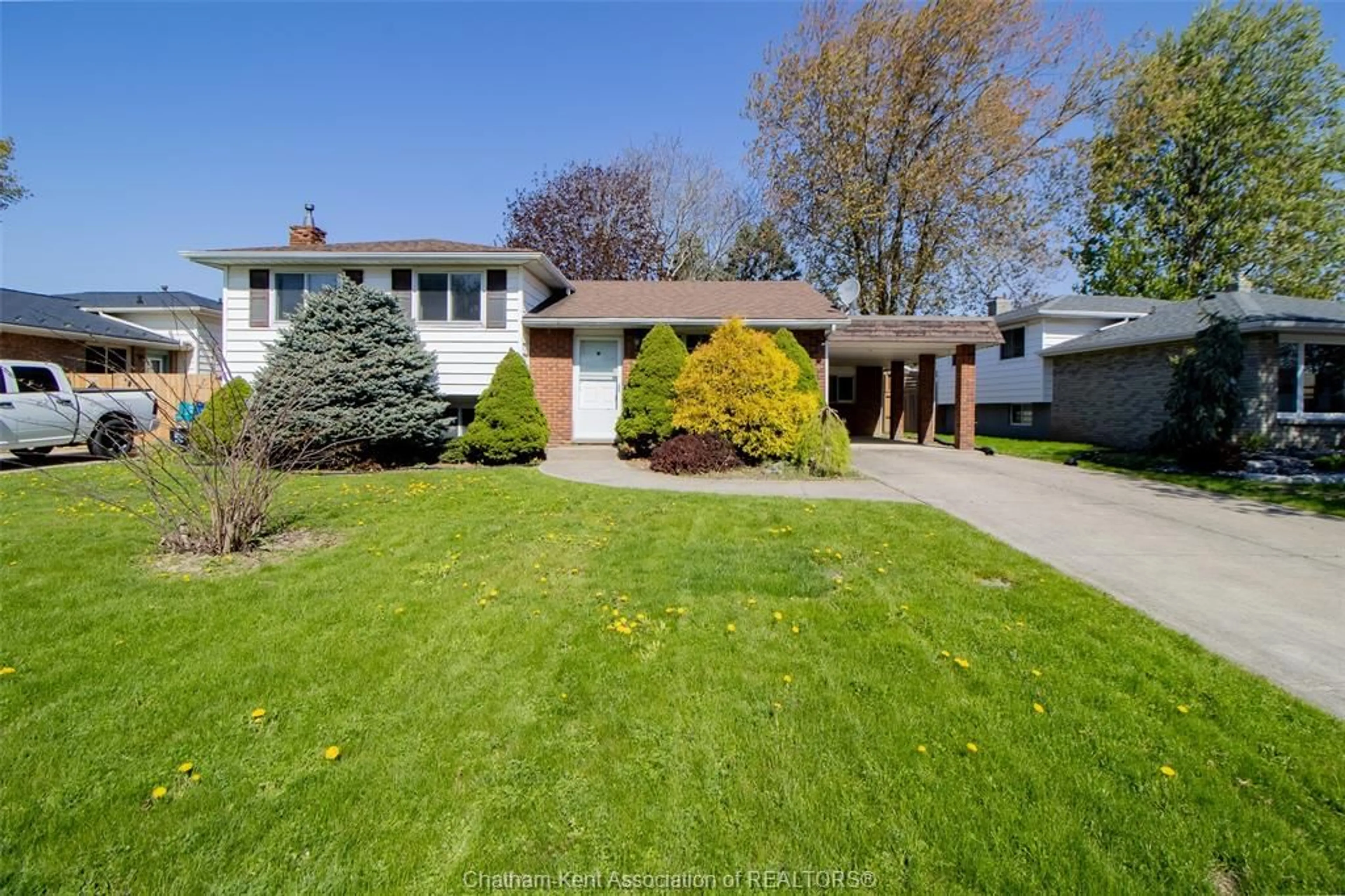 A pic from outside/outdoor area/front of a property/back of a property/a pic from drone, street for 96 Baxter St, Wallaceburg Ontario N8A 4Y5