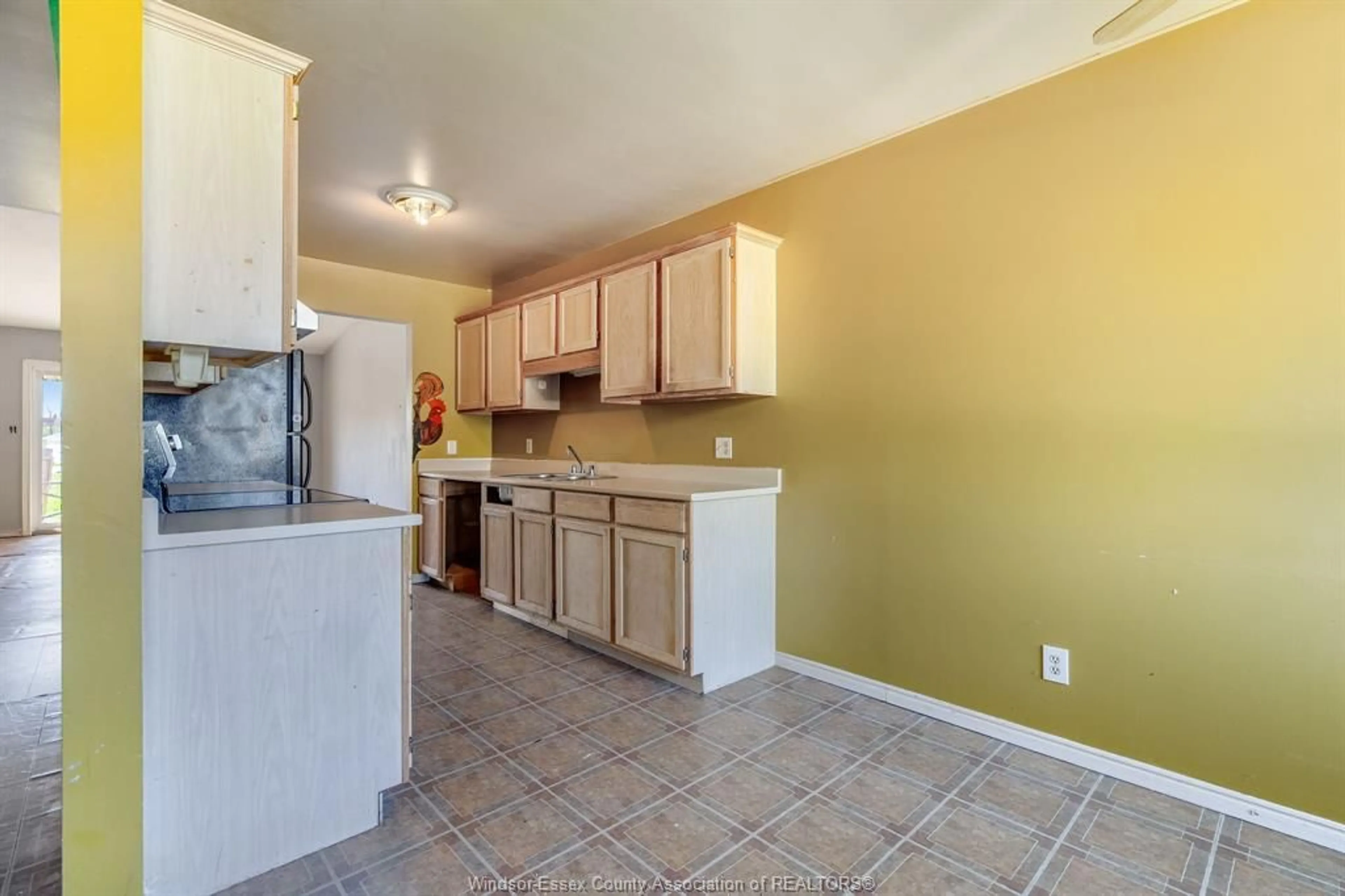 Standard kitchen, ceramic/tile floor for 138 Lamarsh St, Wheatley Ontario N0P 2P0