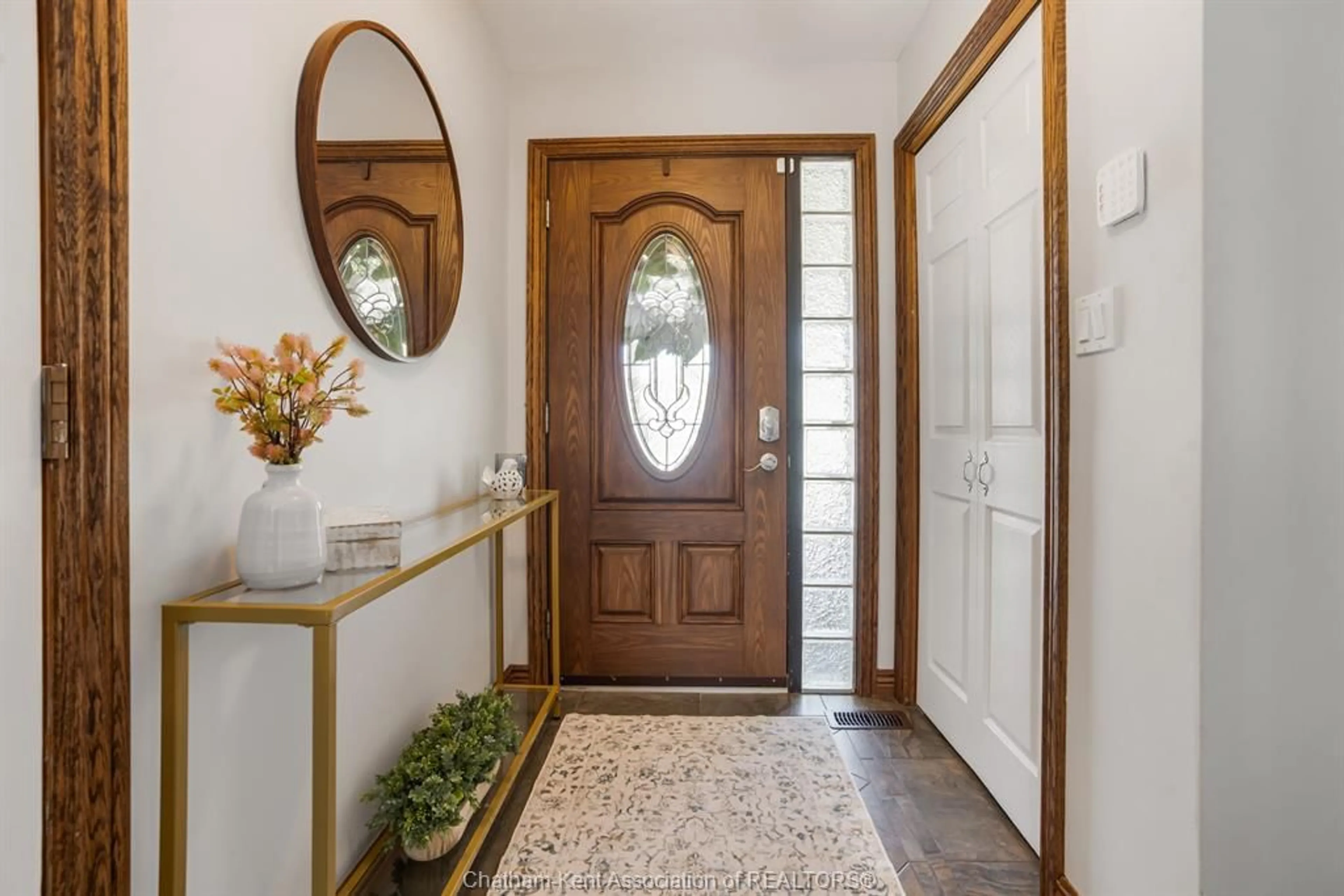 Indoor entryway for 106 UNIVERSITY Dr, Chatham Ontario N7L 4V5