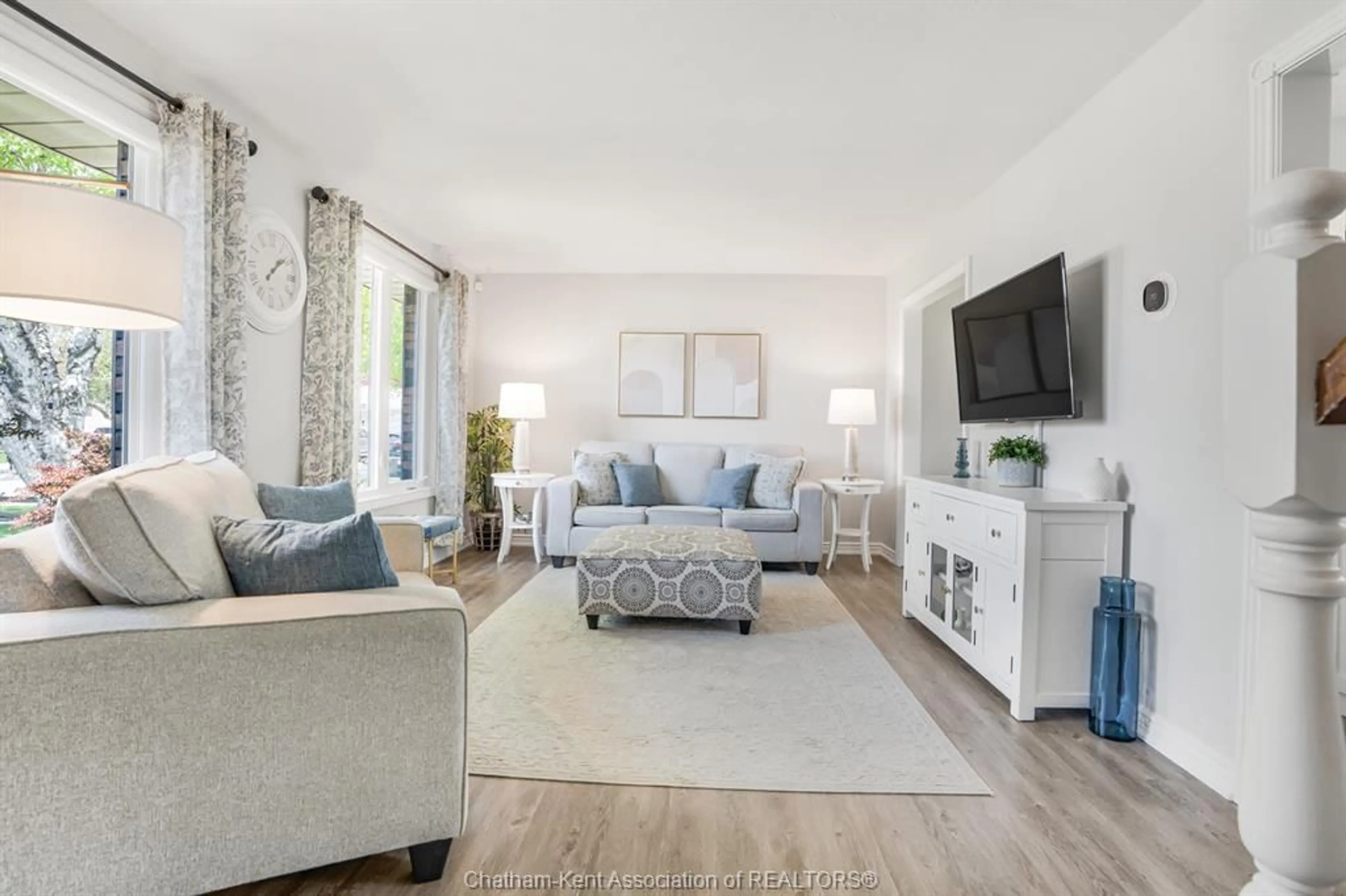 Living room with furniture, unknown for 106 UNIVERSITY Dr, Chatham Ontario N7L 4V5