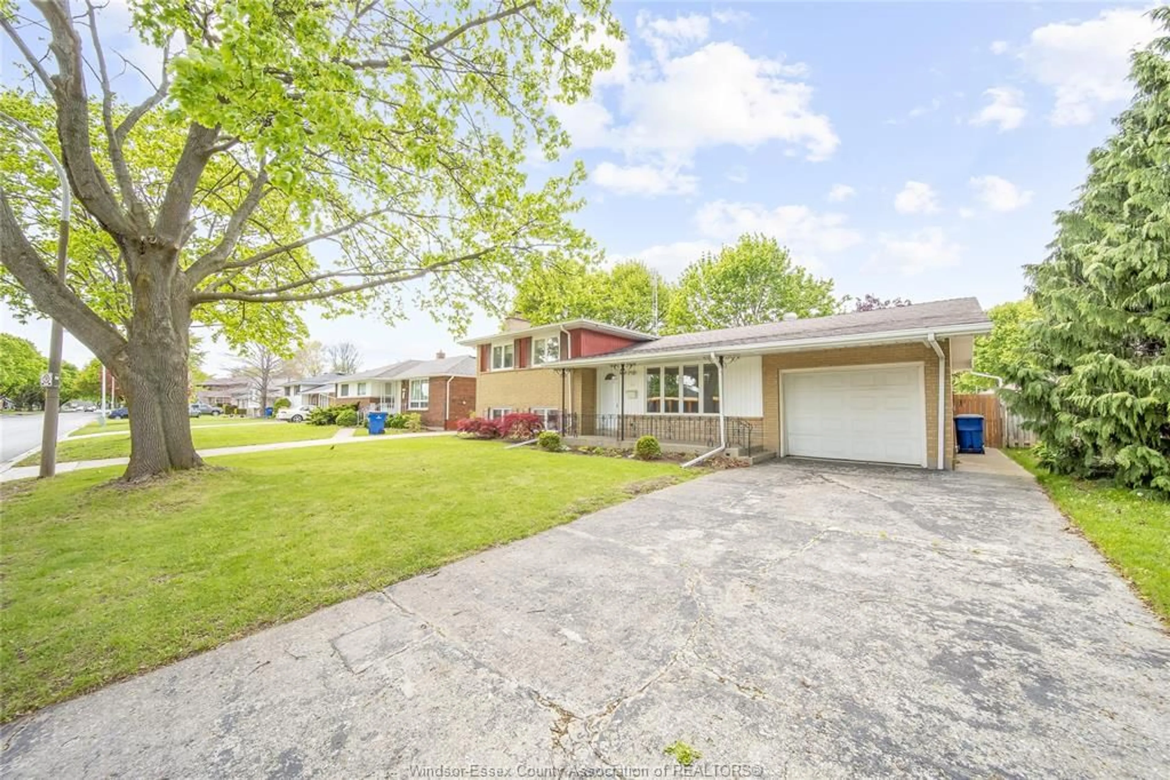 A pic from outside/outdoor area/front of a property/back of a property/a pic from drone, street for 133 BALDOON Rd, Chatham Ontario N7L 1E2