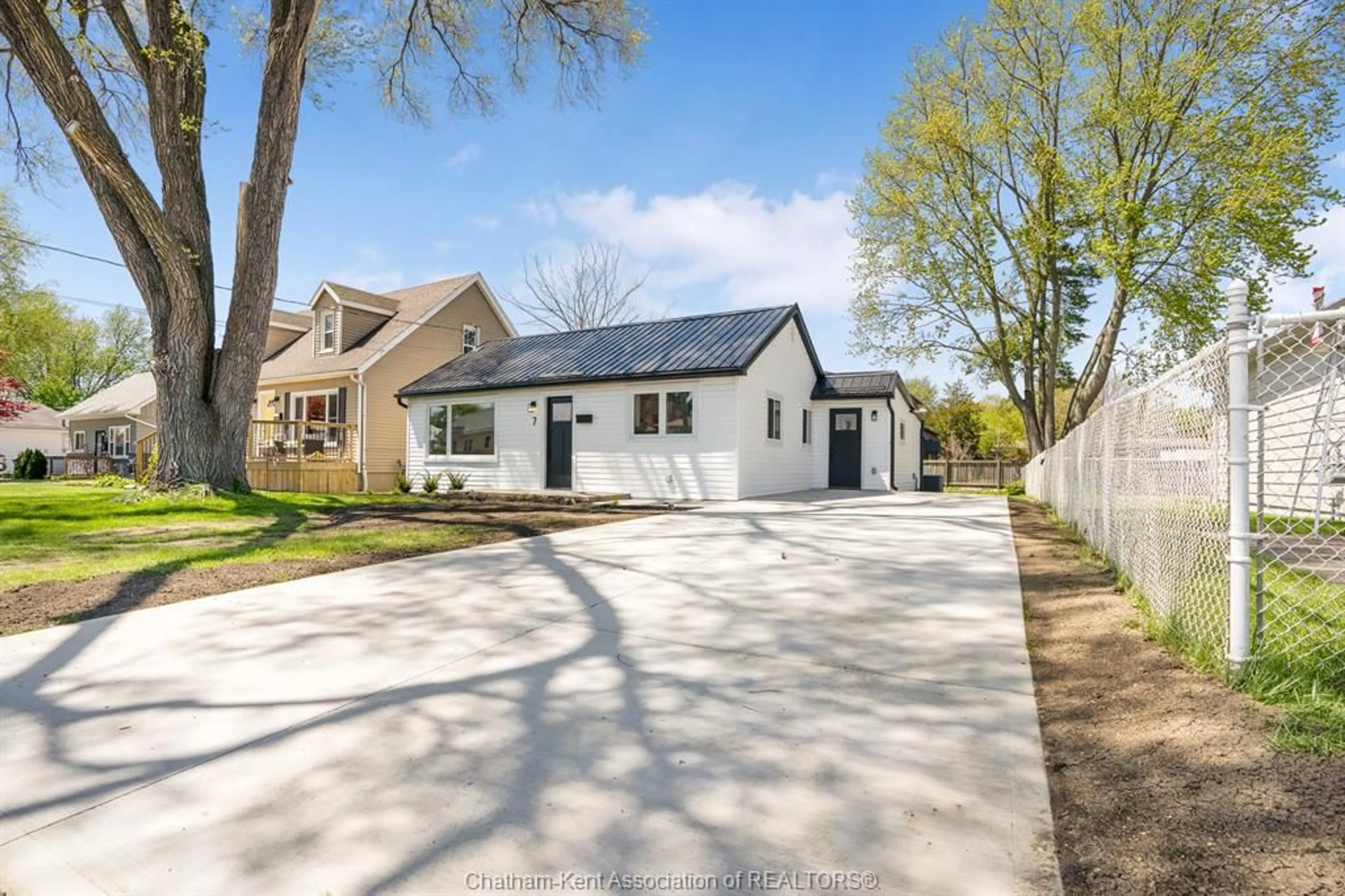 A pic from outside/outdoor area/front of a property/back of a property/a pic from drone, street for 7 OXLEY Dr, Chatham Ontario N7L 2K5